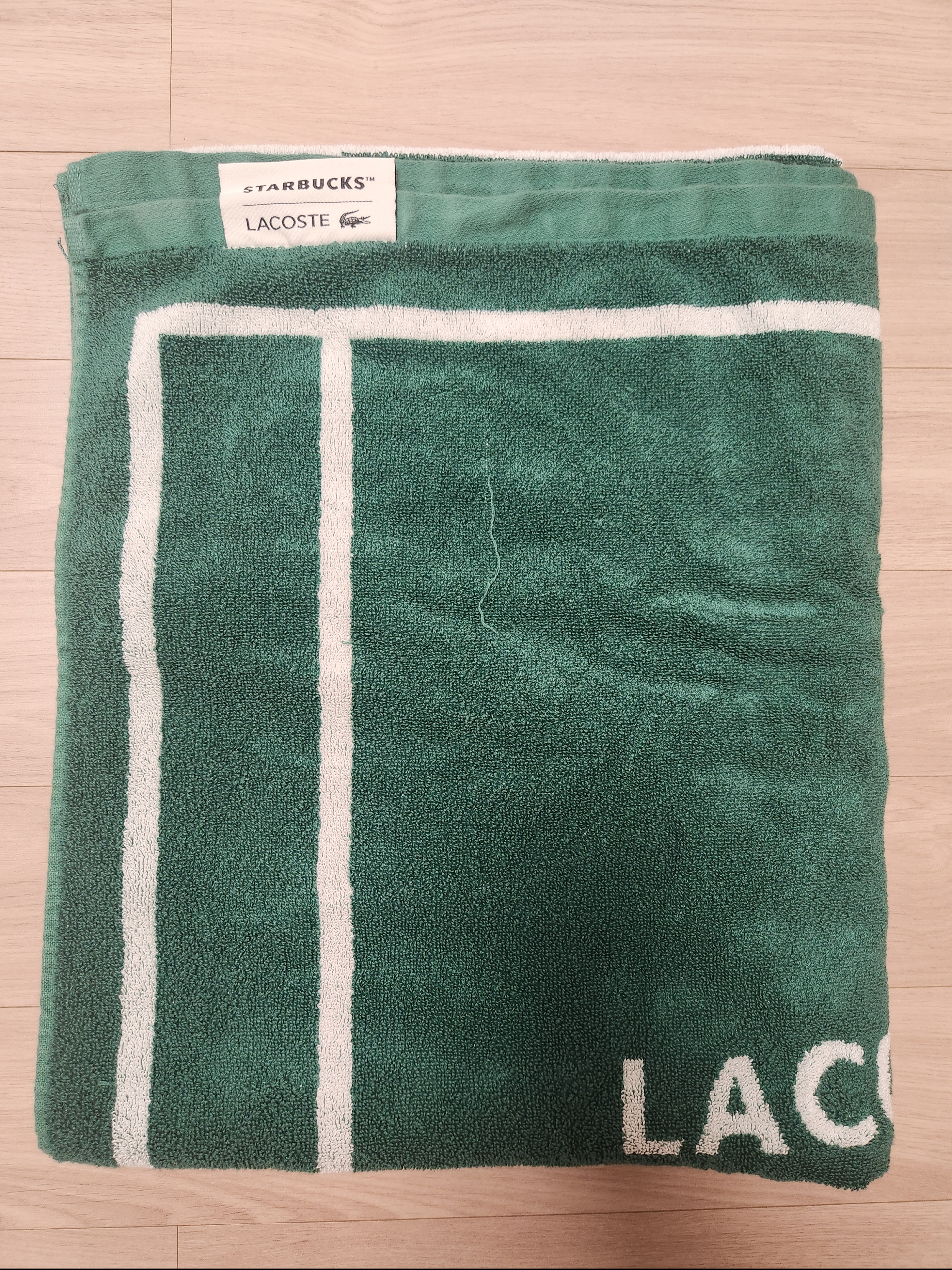Starbucks x Lacoste Trent Towel Green 착용 스타일