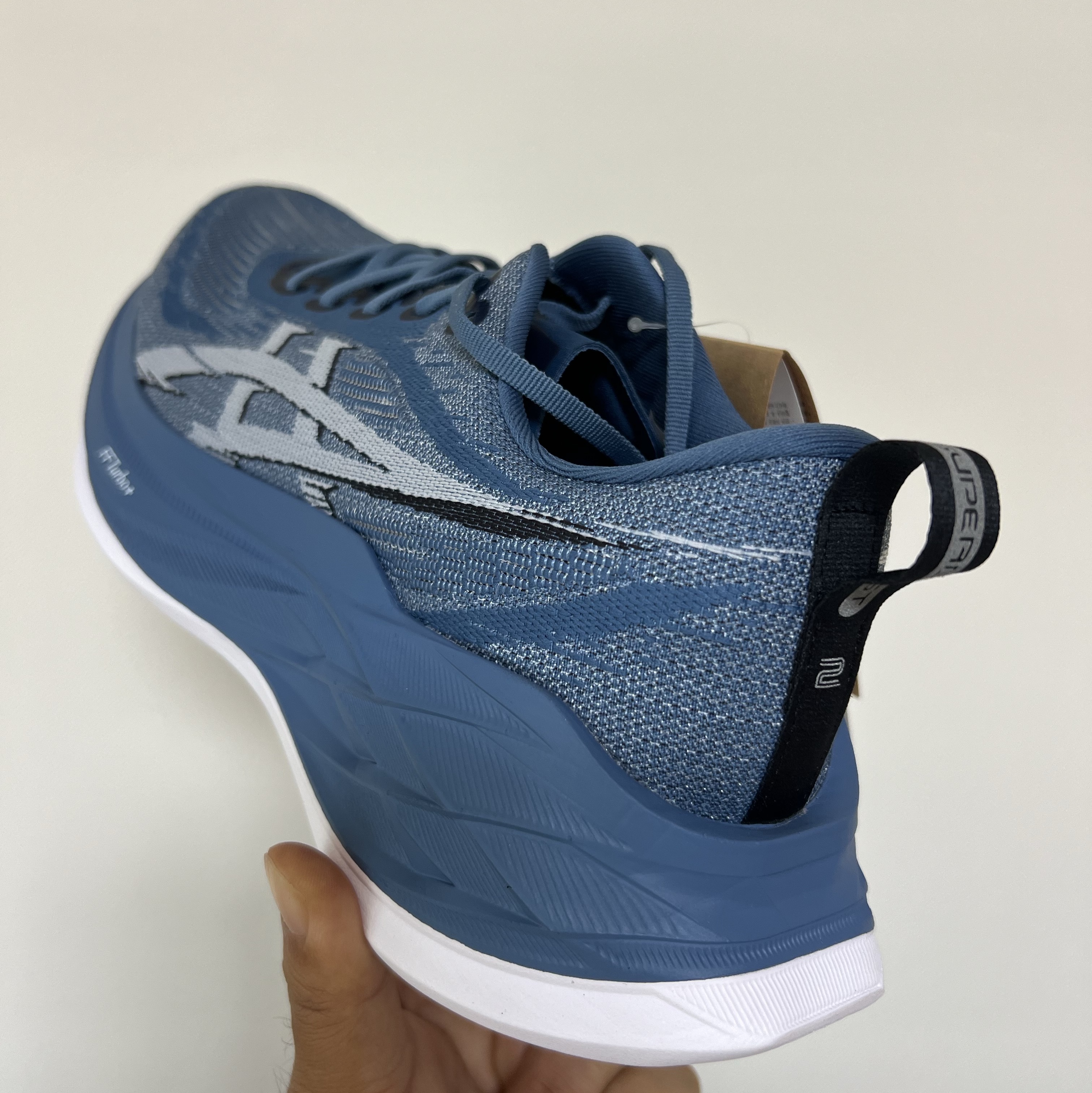 Asics Superblast 2 Winter Sea White 착용 스타일 - 2