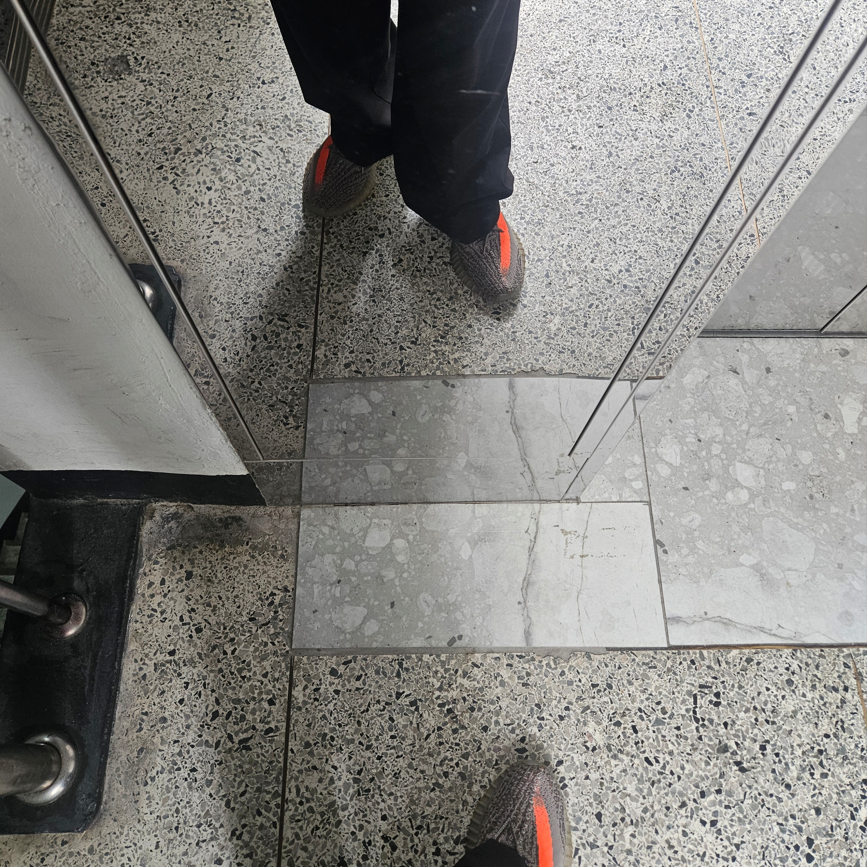 Adidas Yeezy Boost 350 V2 Beluga 착용 스타일