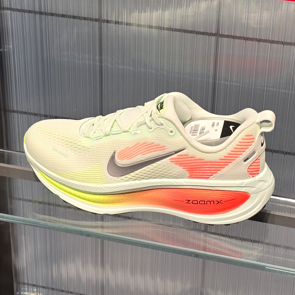 Nike Vomero 18 Barely Green Hyper Crimson 착용 스타일