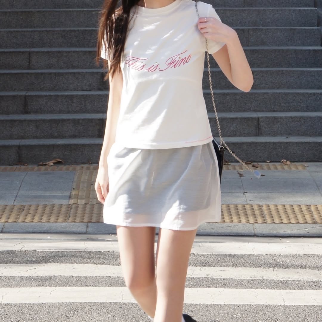THIS IS FINE Cropped Signature Tee White 착용 스타일 - 7