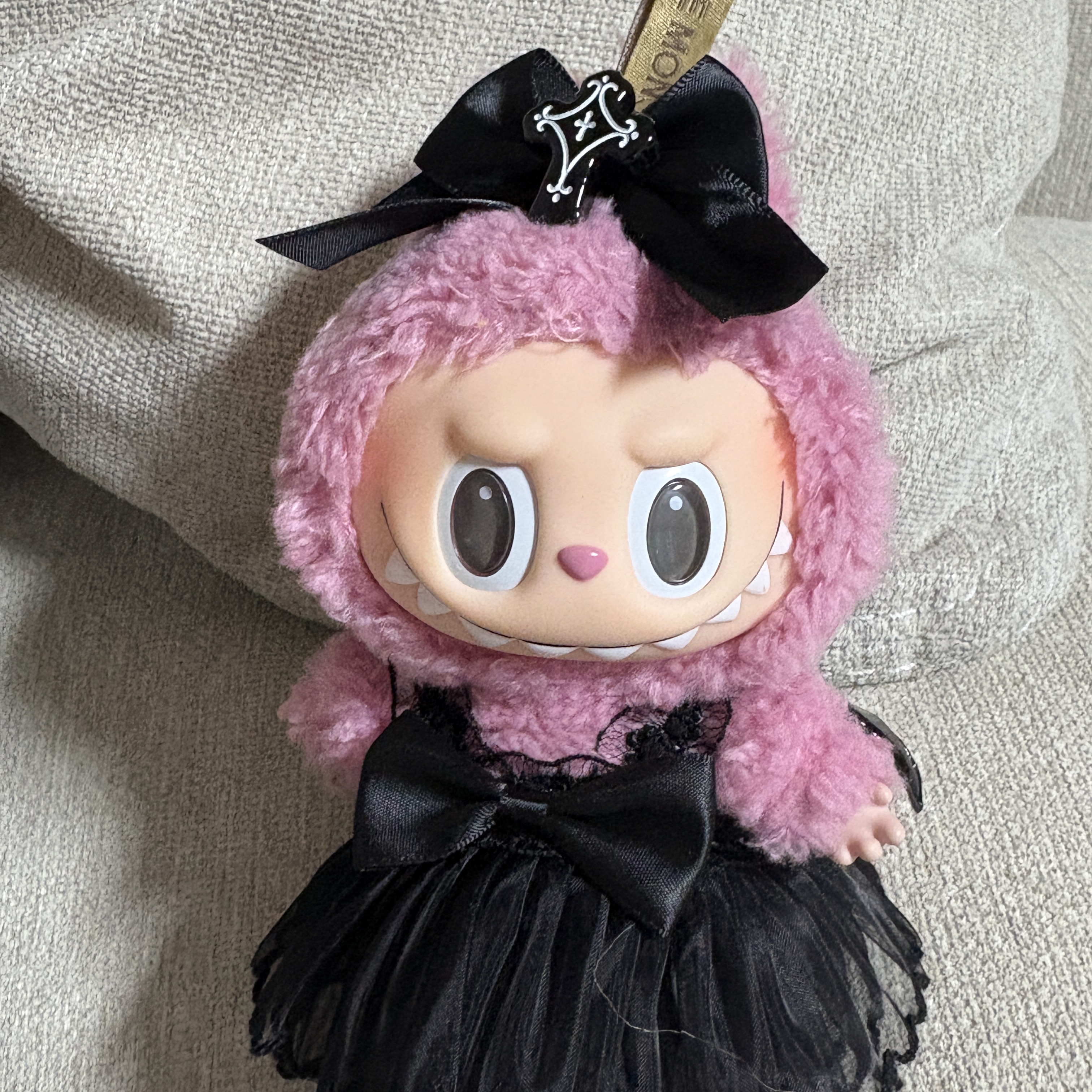 Pop Mart Labubu The Monsters Labubu Tasty Macarons Series Lyche Berry Keyring 착용 스타일