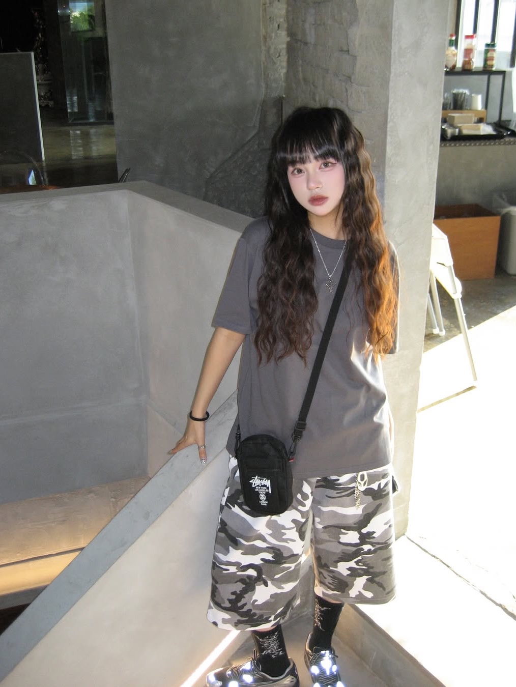 SLOW RECORD HOUSE Carpenter Bermuda Wide Camo Pants White 착용 스타일 - 5