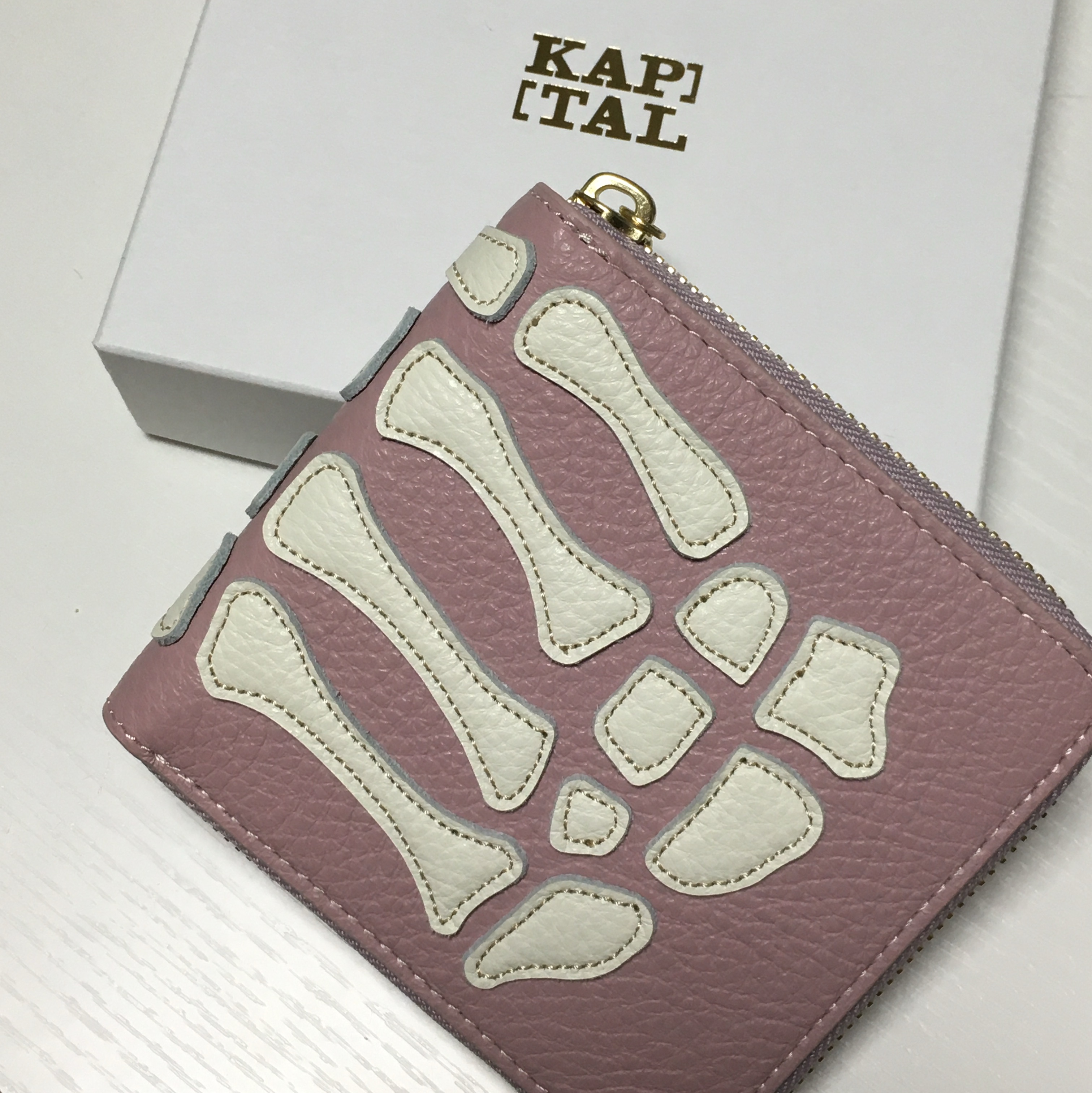 Kapital Thumbs Up Bone Hand Zip Wallet Pink 착용 스타일 - 1