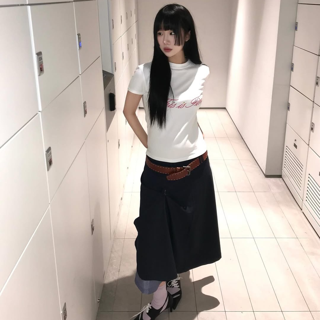 THIS IS FINE Cropped Signature Tee White 착용 스타일 - 4