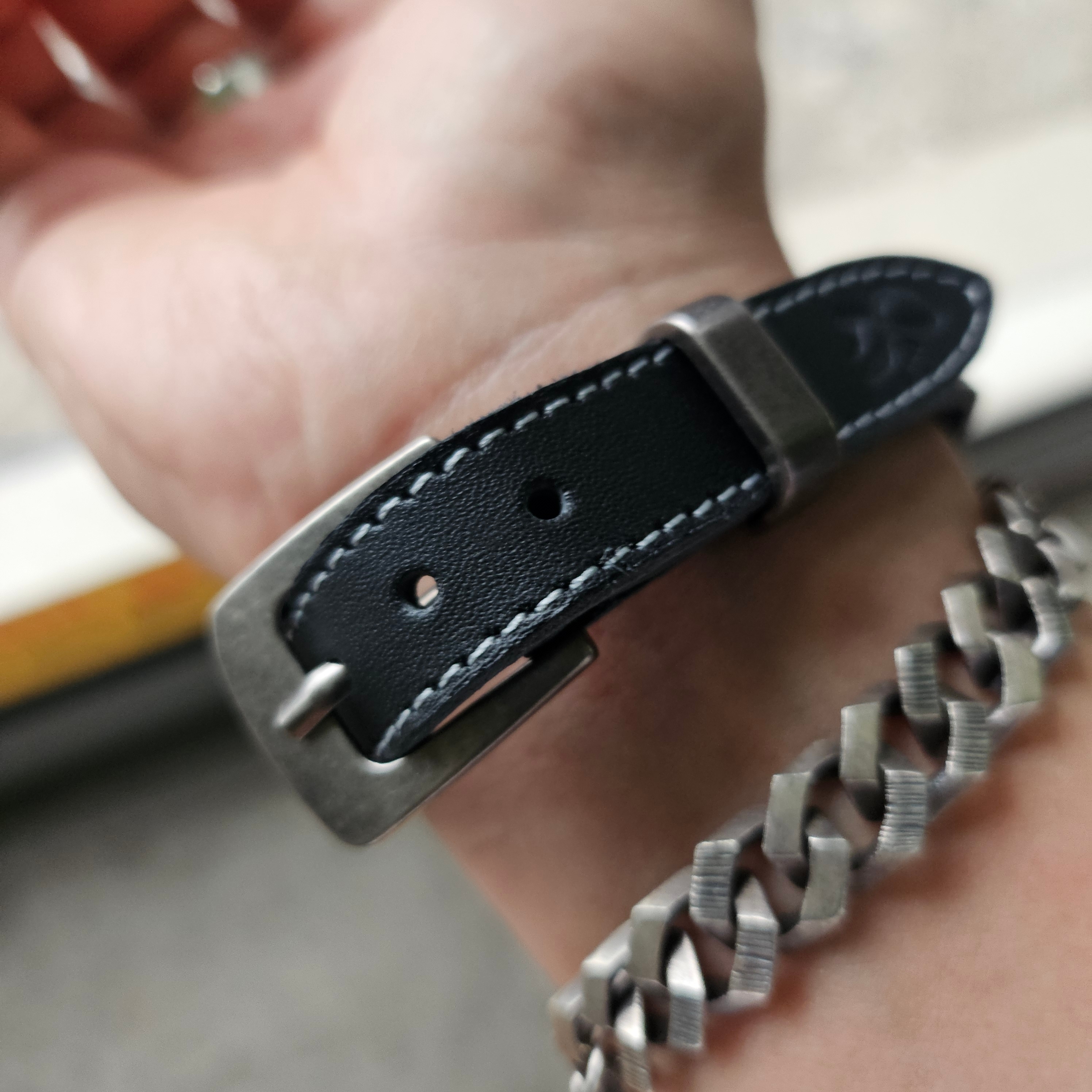 Ogarp Concho Wrist Belt Black 착용 스타일 - 4
