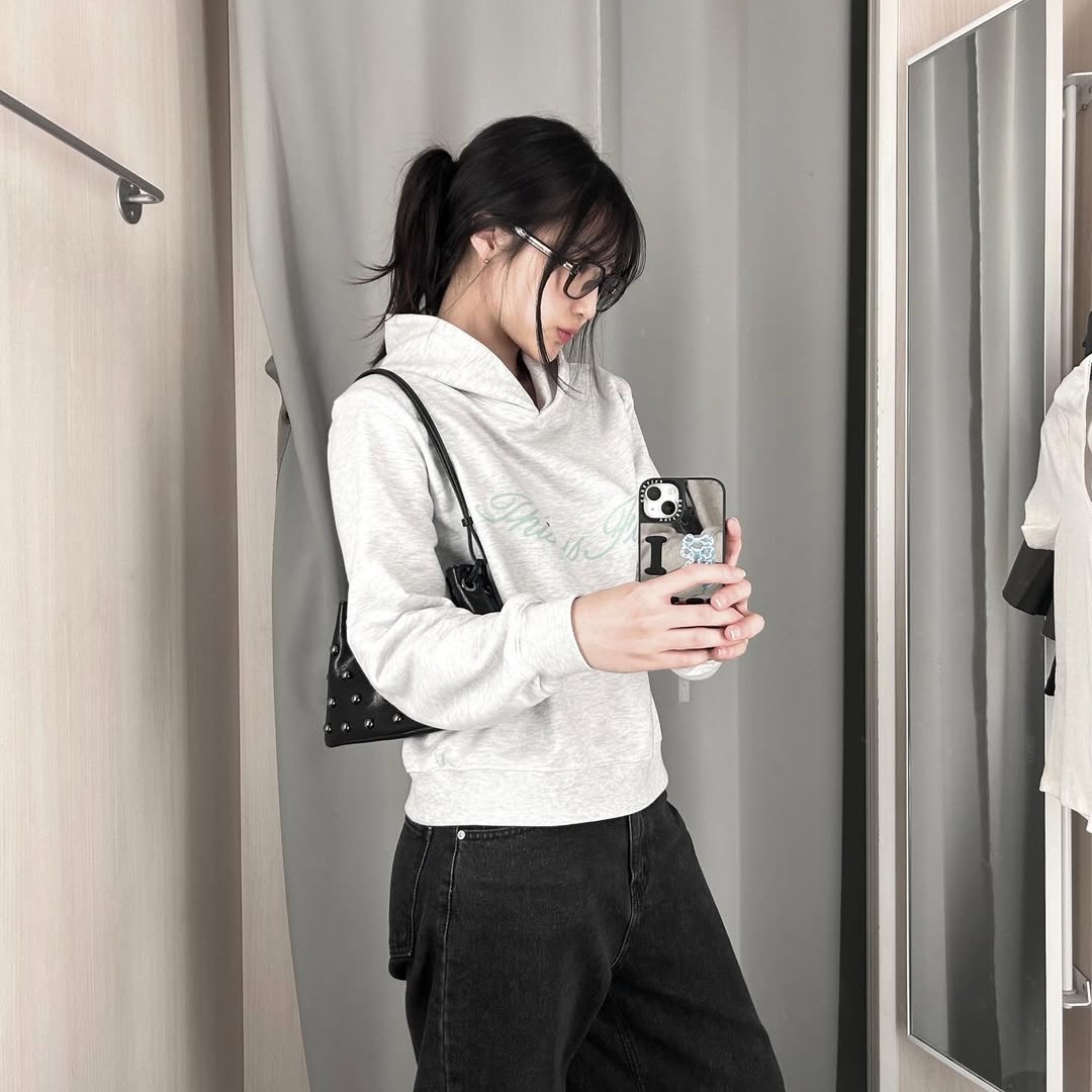 THIS IS FINE Standard Signature Hoodie Gray+TIF Blue 착용 스타일 - 1