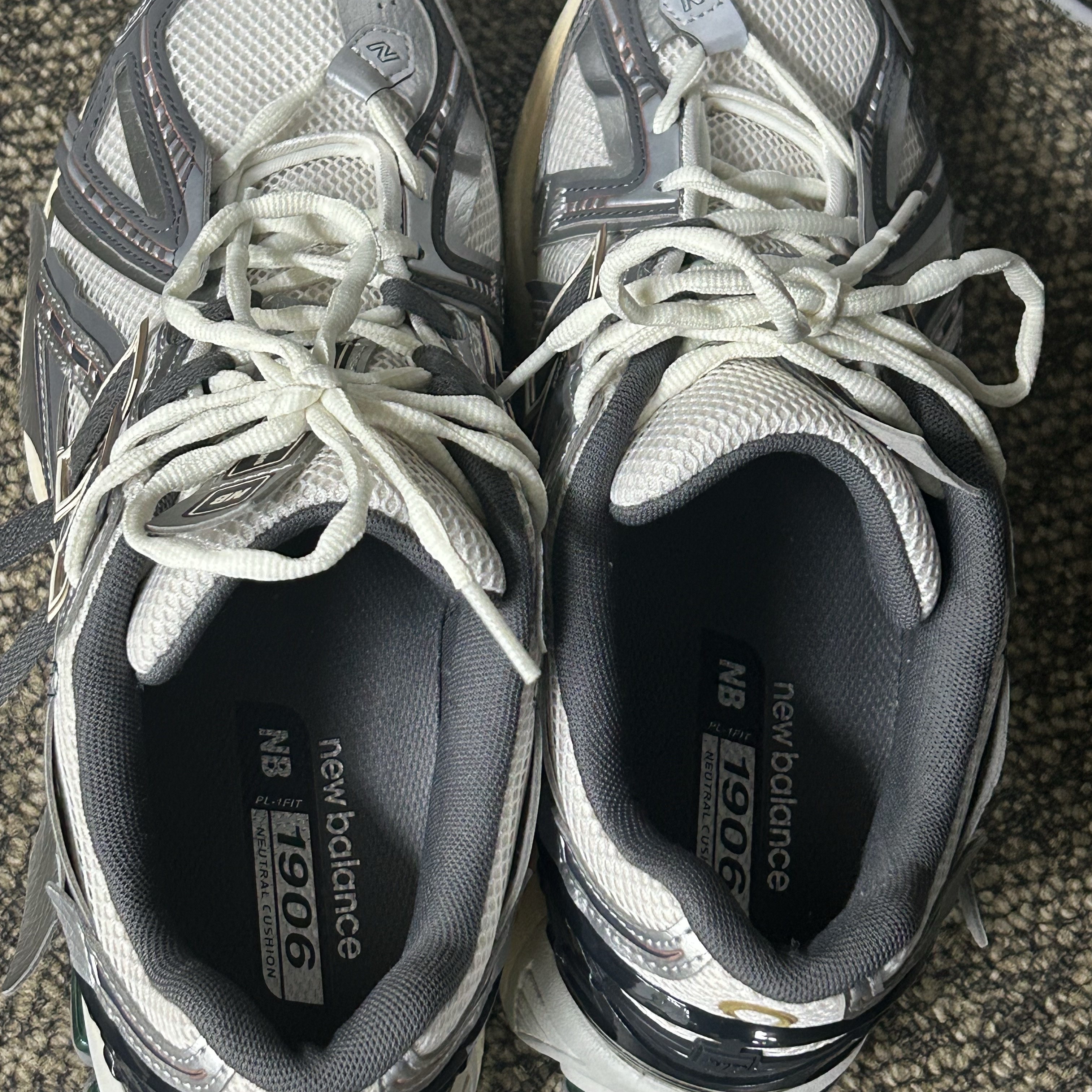 New Balance 1906A Silver Metallic Castlerock 착용 스타일 - 1