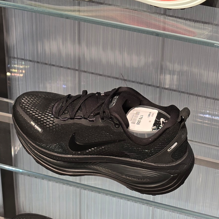 Nike Vomero 18 Black Dark Smoke Grey 착용 스타일