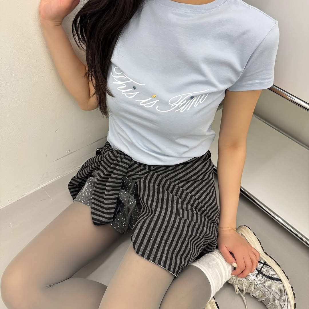 THIS IS FINE Cropped Signature Tee Sky 착용 스타일 - 8