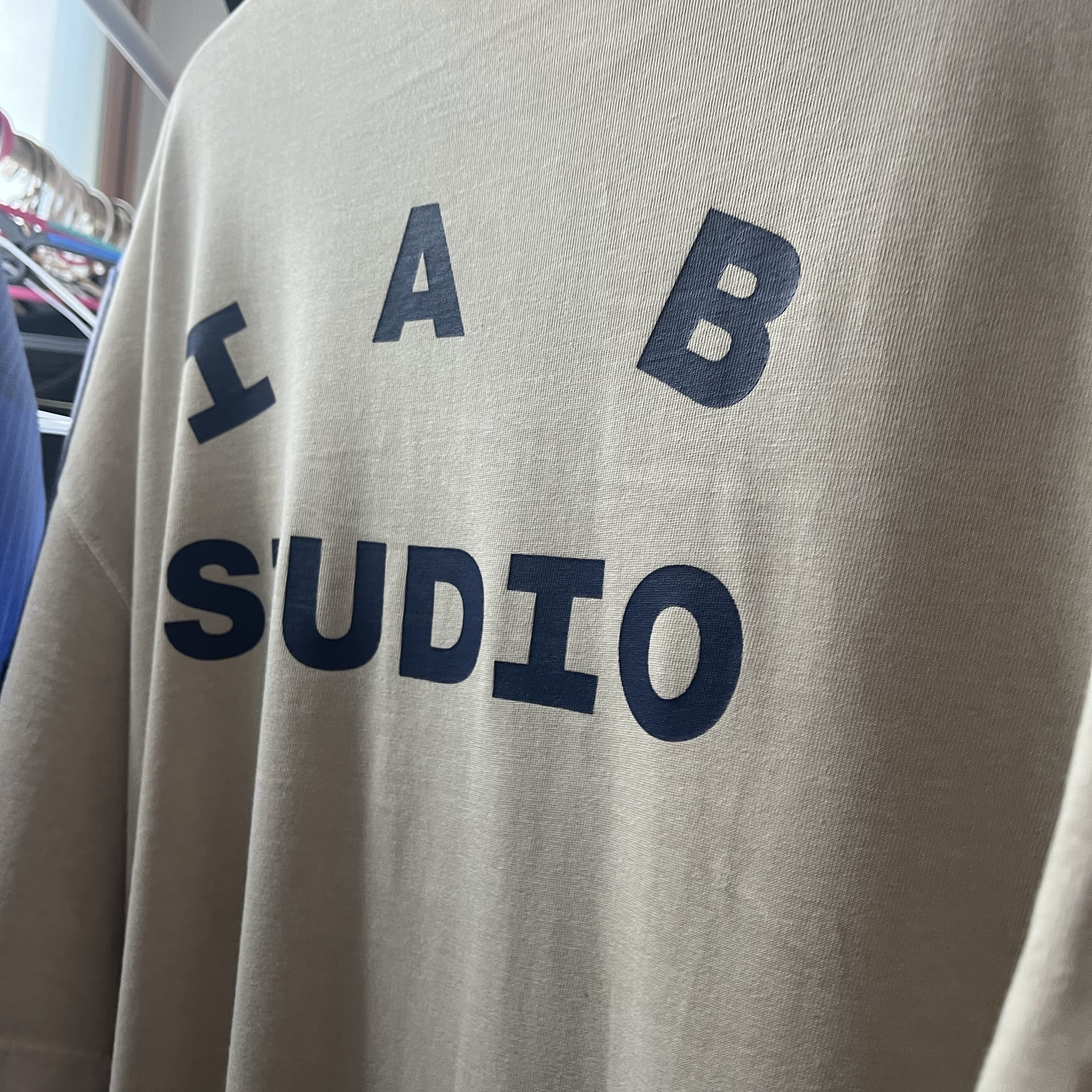 IAB Studio Pigment T-Shirt Oatmeal 착용 스타일