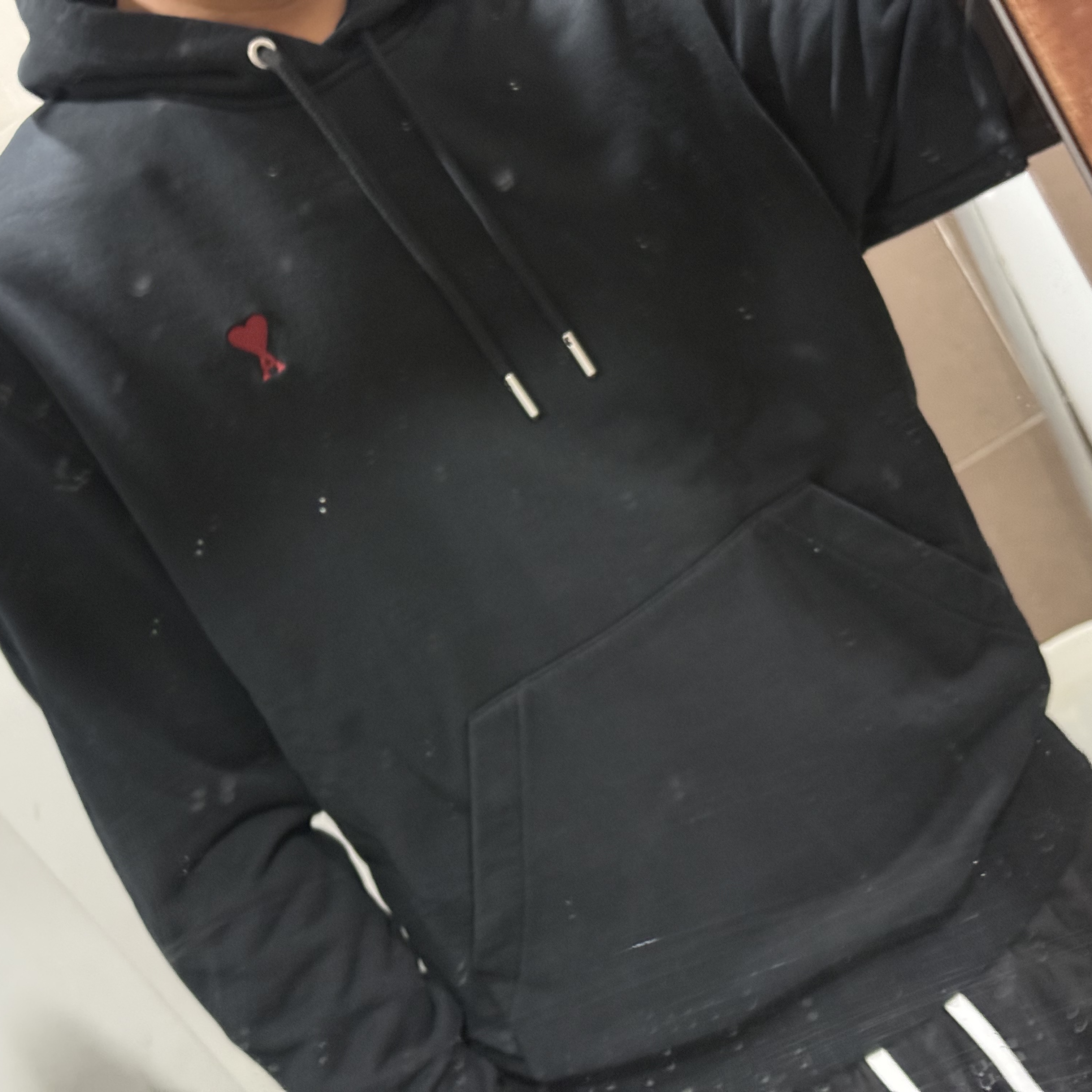 AMI de Coeur Loopback Oragnic Cotton Fleece Hoodie Black 착용 스타일
