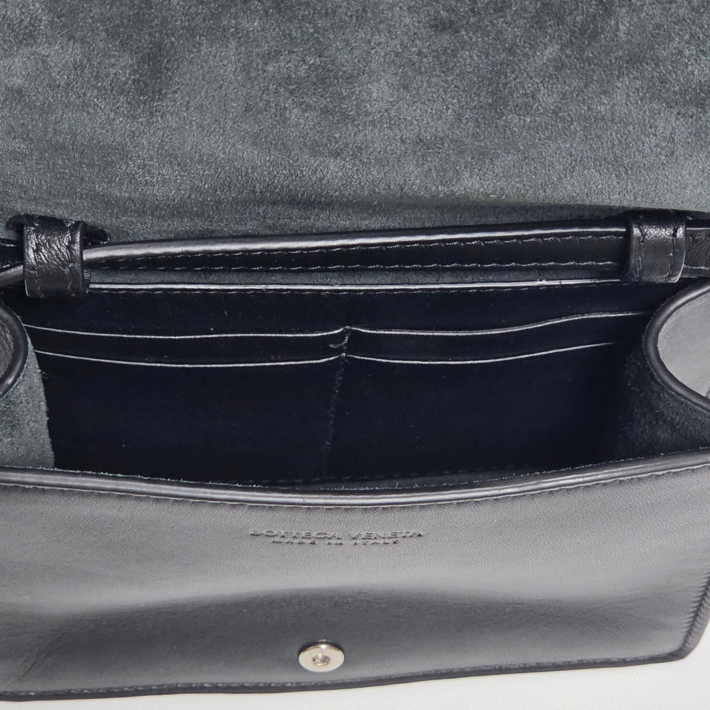 Bottega Veneta Intrecciato Crossbody Bag Black 착용 스타일 - 3