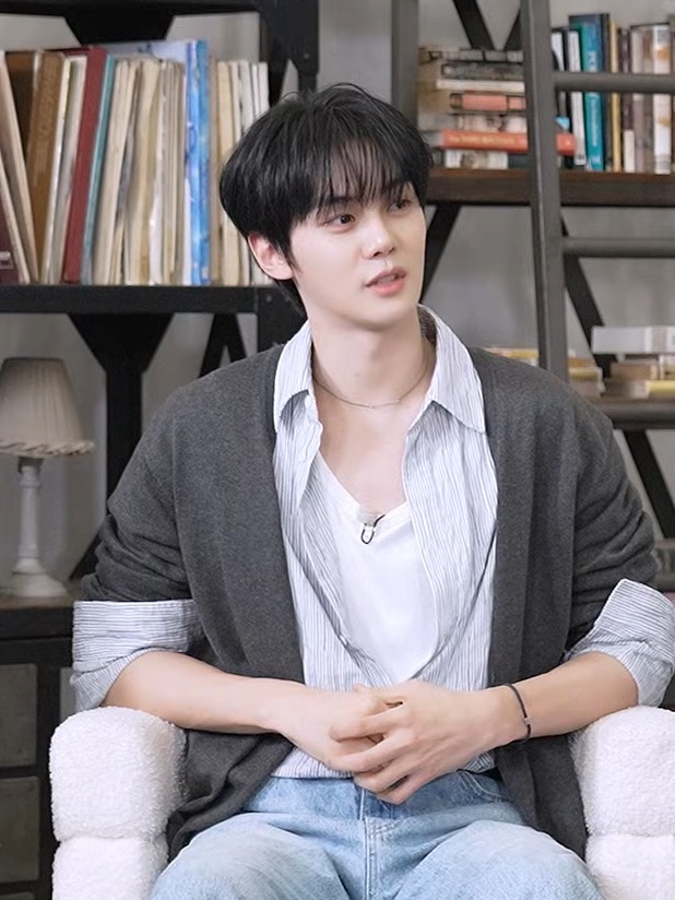 Nonnod Flexible string tucked stripe shirt Sky blue 착용 스타일