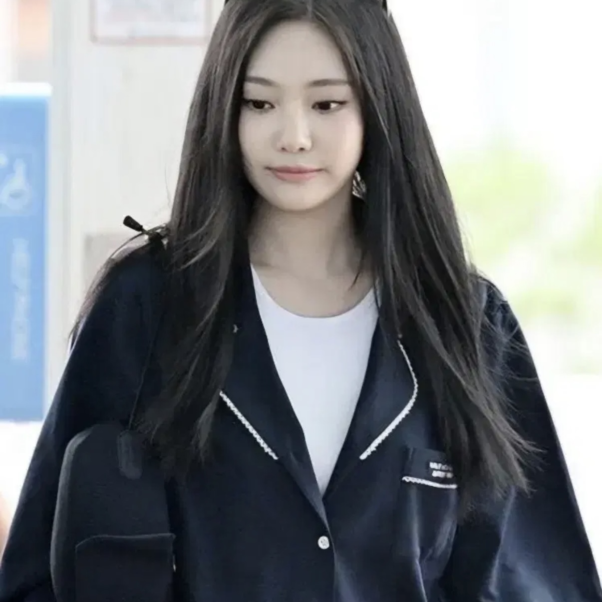 (W) Haus Nowhere x Shushu/Tong Pajama Set Navy Blue, Haus Nowhere x Shushu/Tong Ribbon Neck Pillow 1 Navy Blue 착용 스타일 - 2