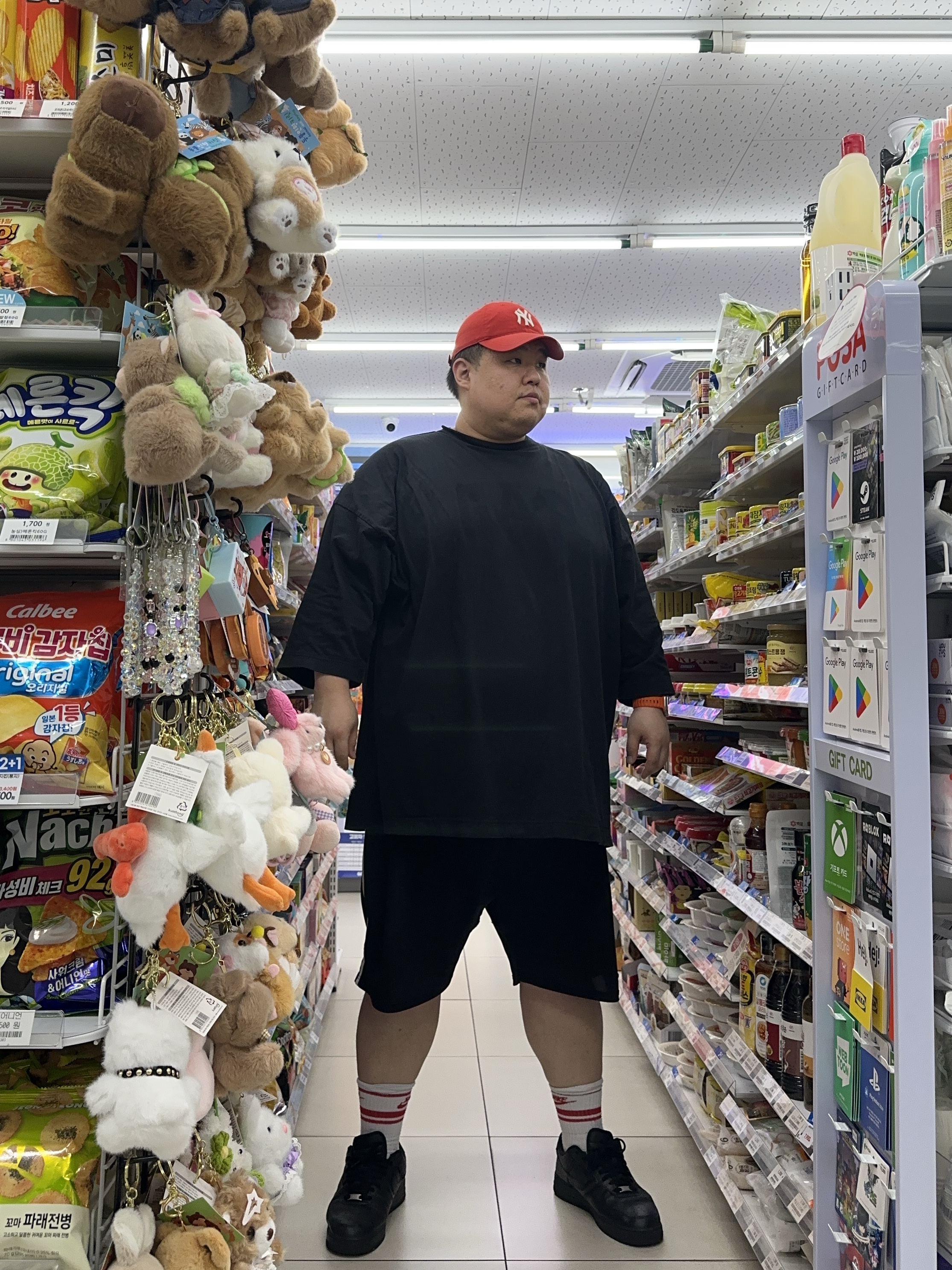 Yeezy Gap Engineered By Balenciaga Dove 3/4 Sleeve T-Shirt Black, Nike Air Force 1 '07 Low Triple Black 착용 스타일
