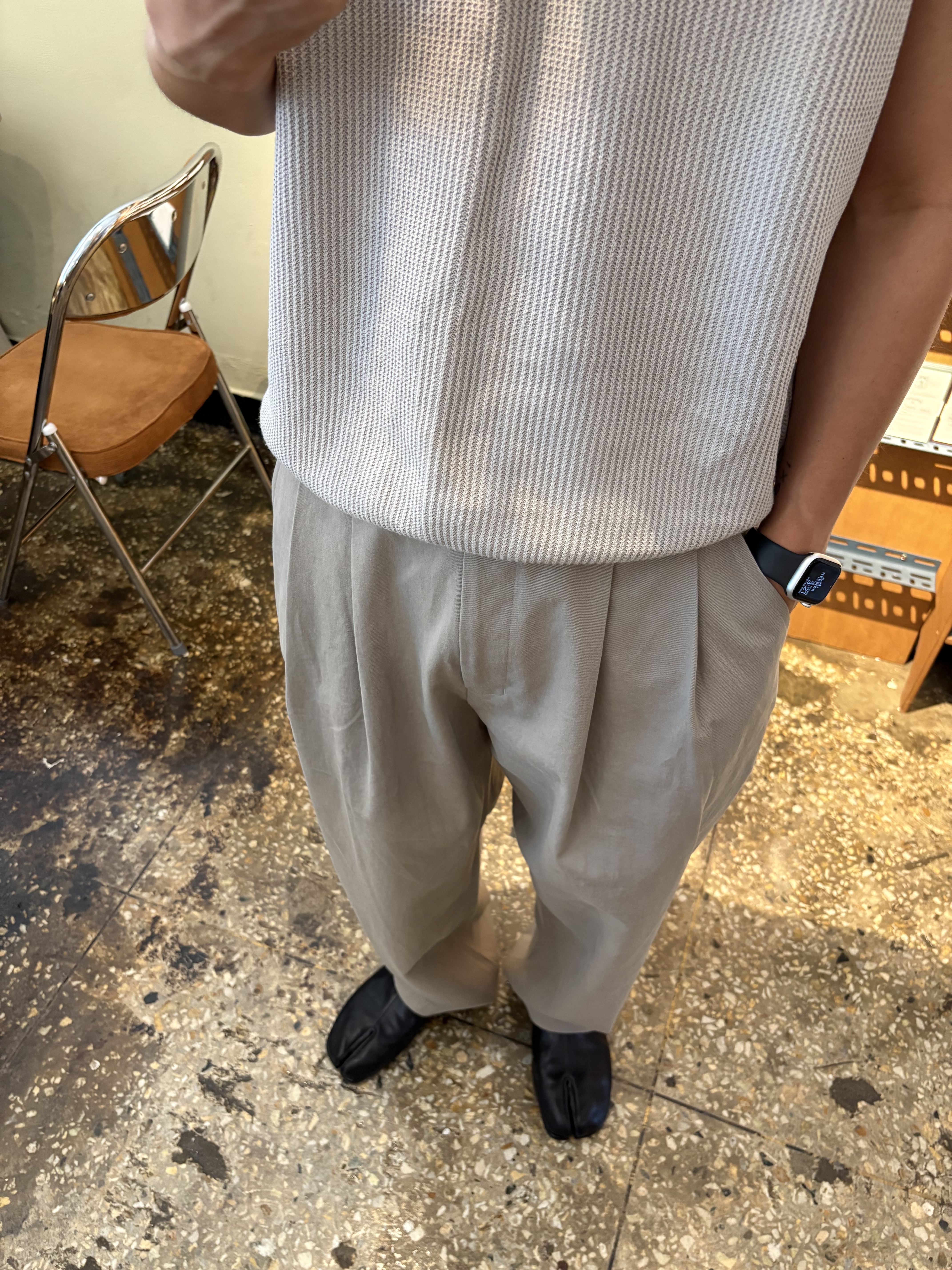Maison Margiela Slip-On Tabi Shoes Black 착용 스타일 - 7