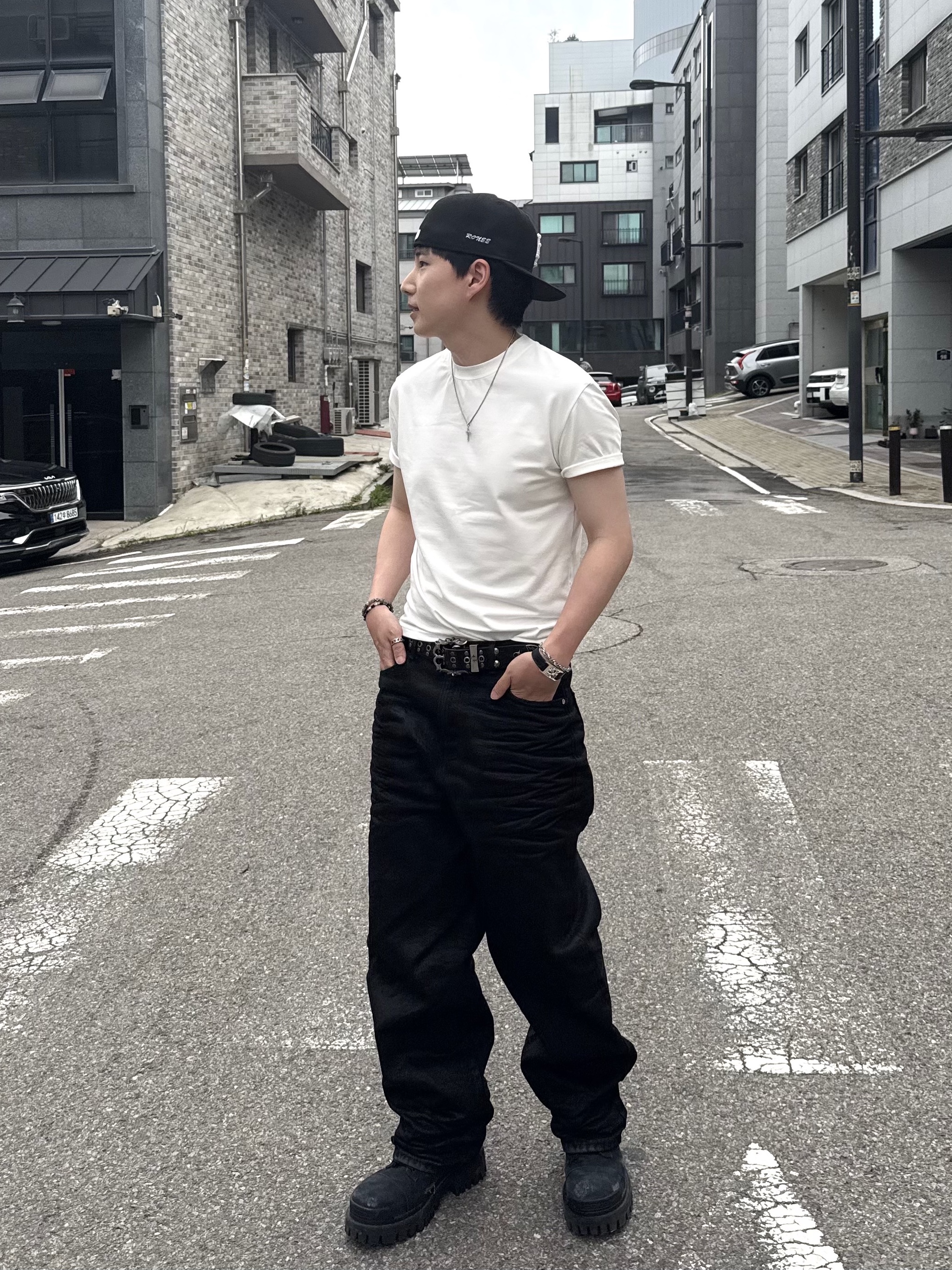 [KREAM 단독] Scudo Shell Black Pearl Beads Bracelet, Balenciaga Combat Strike 20mm Boots Black 착용 스타일 - 1