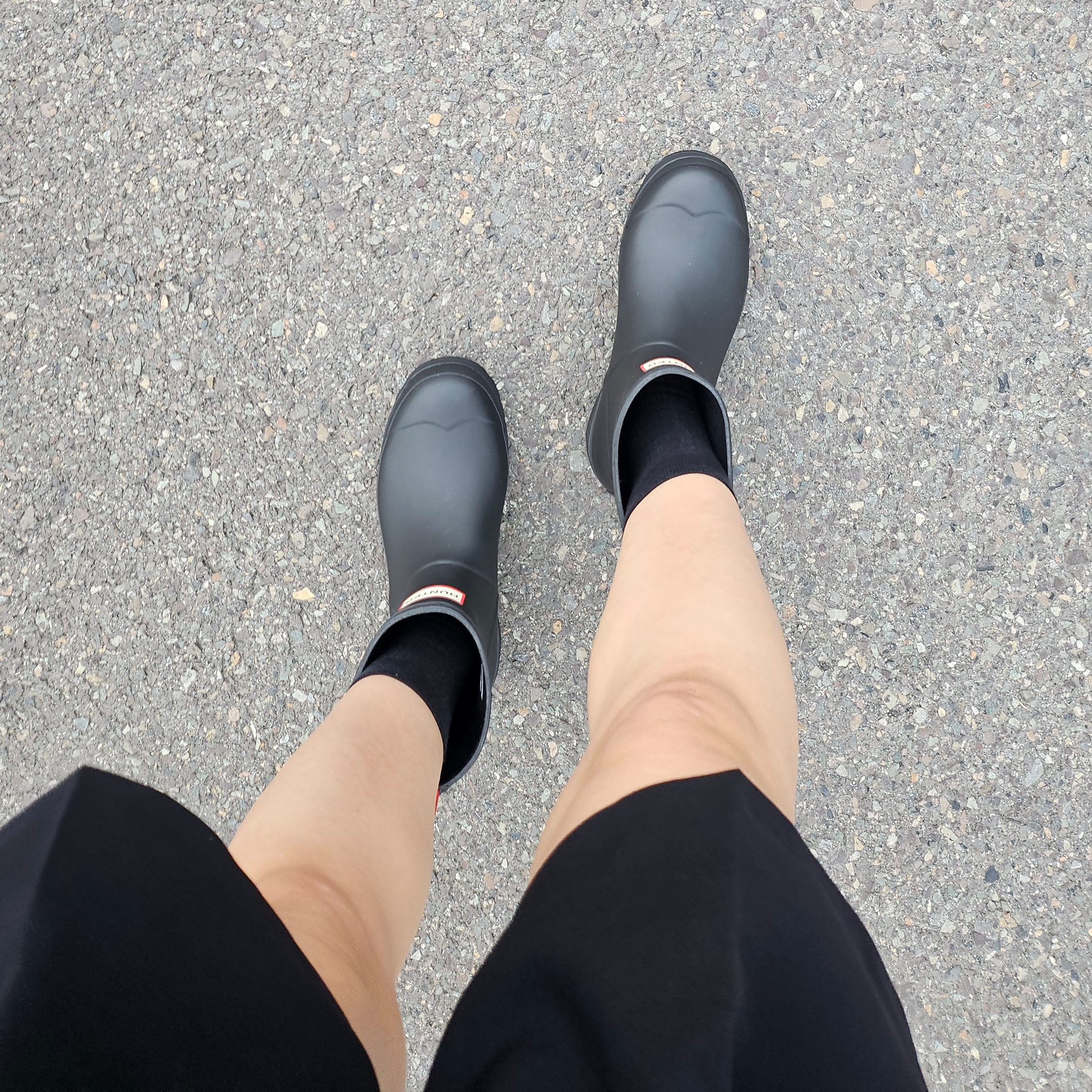 (W) Hunter Play Short Rain Boots Black 착용 스타일