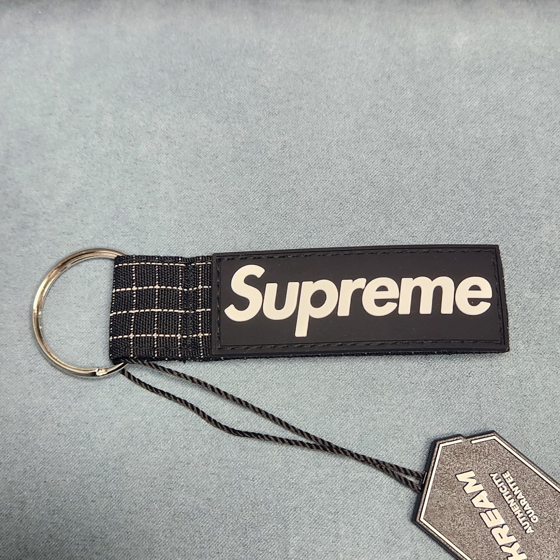 Supreme Ripstop Keychain Black - 24SS 착용 스타일 - 1