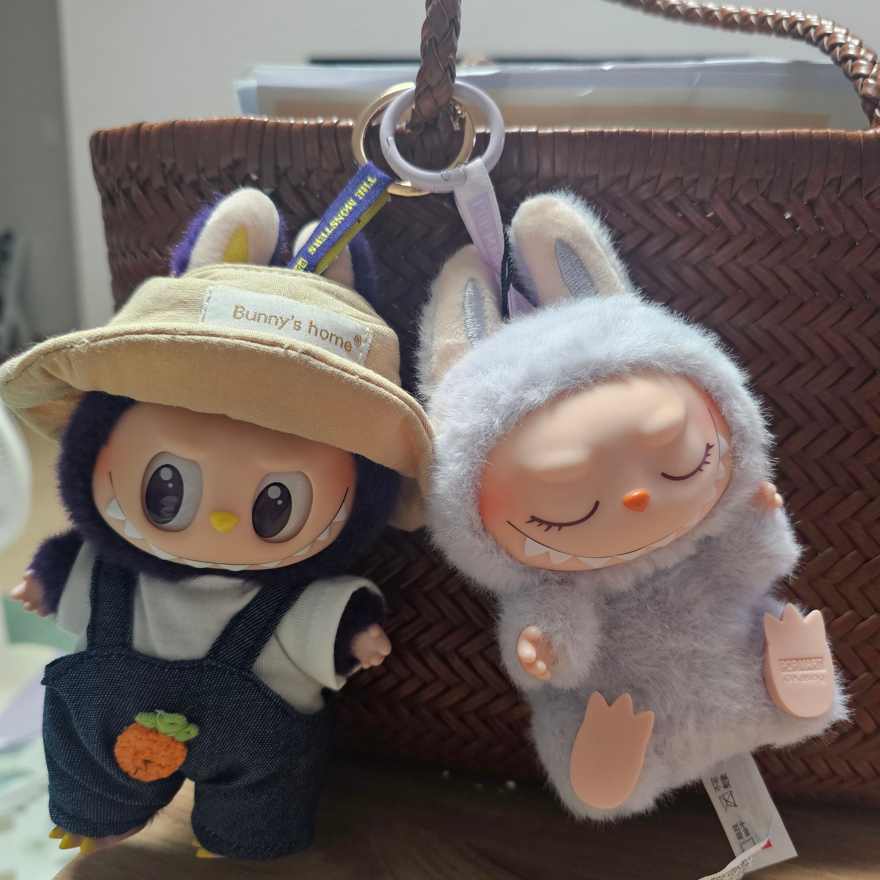 Pop Mart Labubu Let's Play Together Doll Series Zizi Keyring (Opened Case) 착용 스타일 - 2