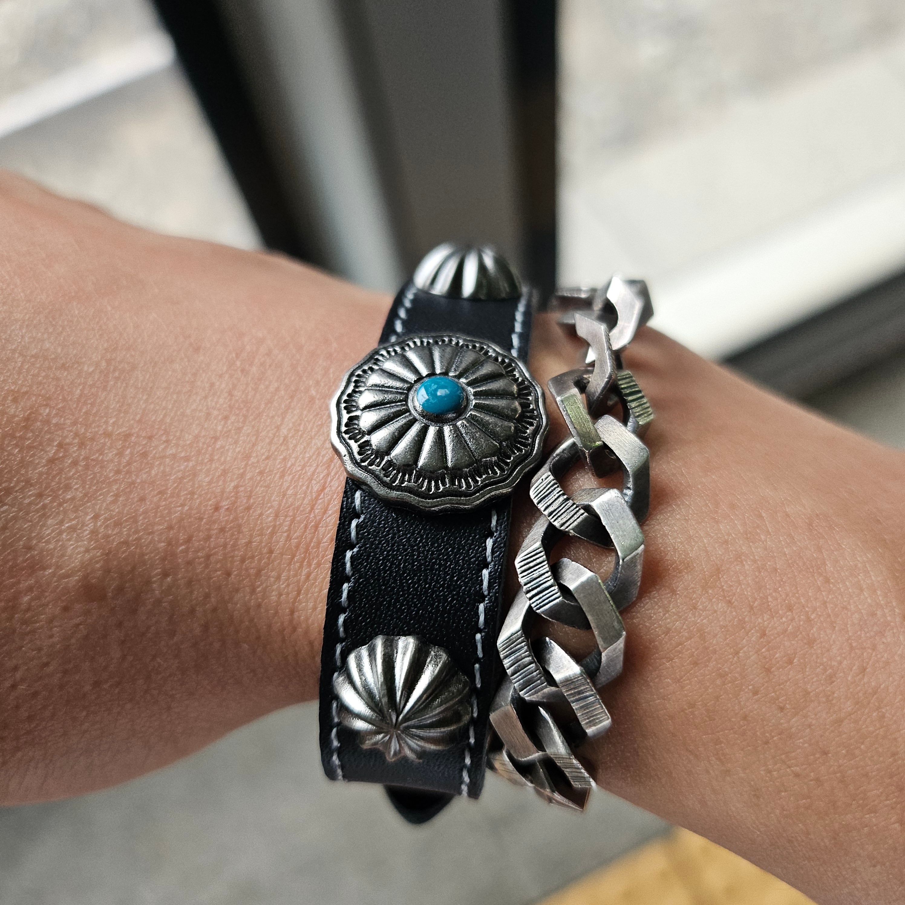 Ogarp Concho Wrist Belt Black 착용 스타일 - 2