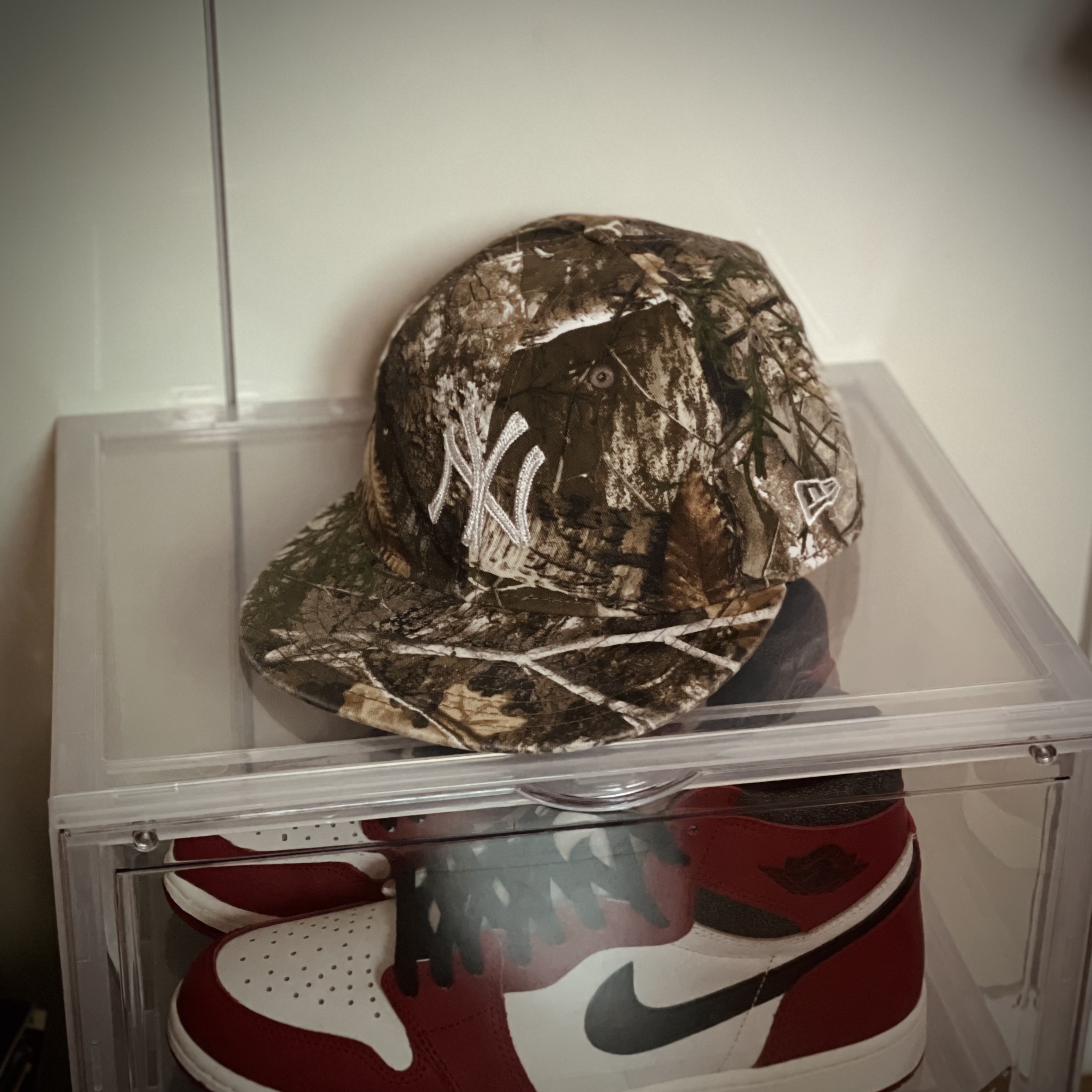 Thisisneverthat x New Era x MLB New York Yankees 59Fifty Retro Crown Cap Realtree, Jordan 1 Retro High OG Chicago 2022 착용 스타일