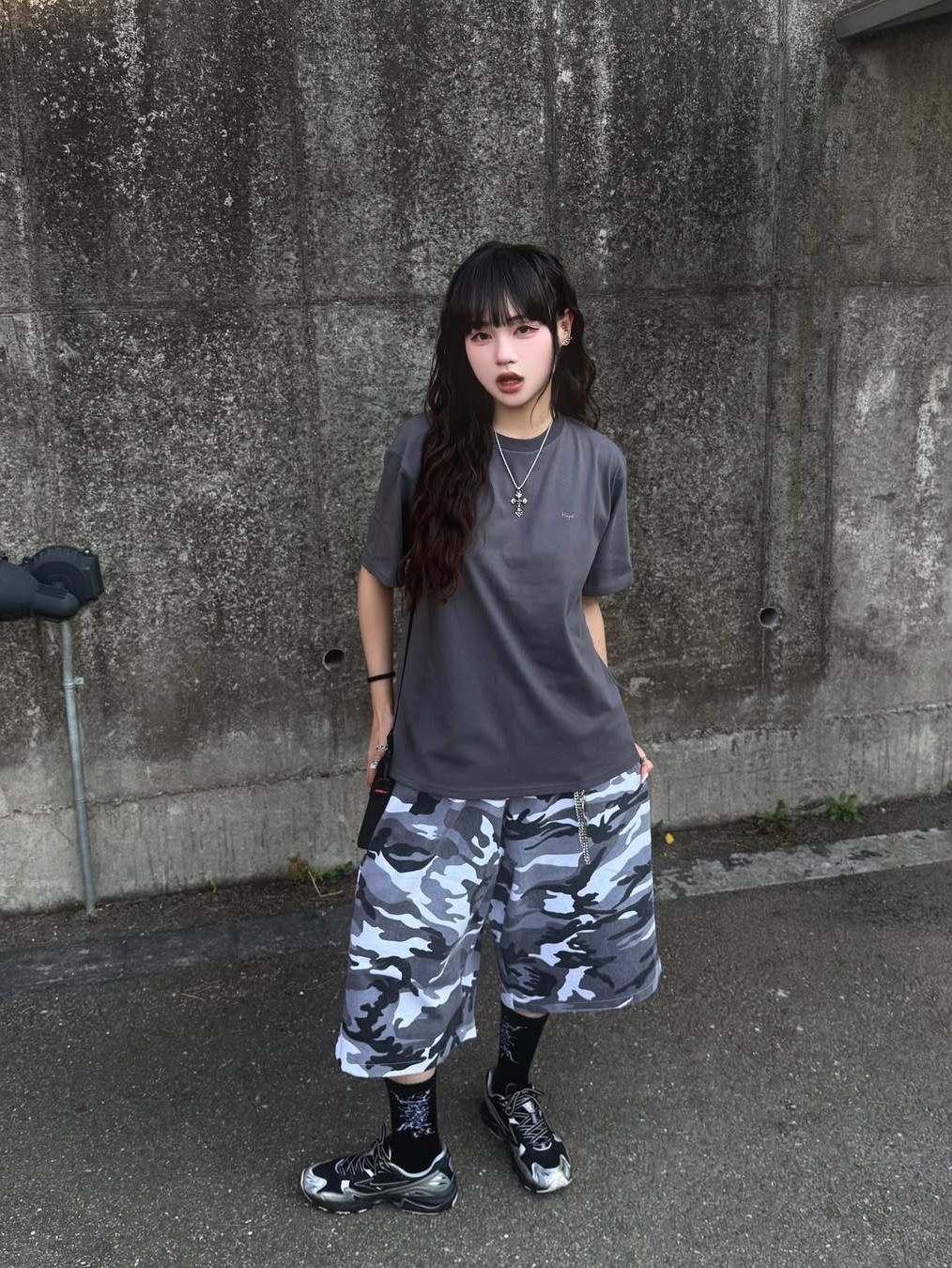SLOW RECORD HOUSE Carpenter Bermuda Wide Camo Pants White 착용 스타일 - 1