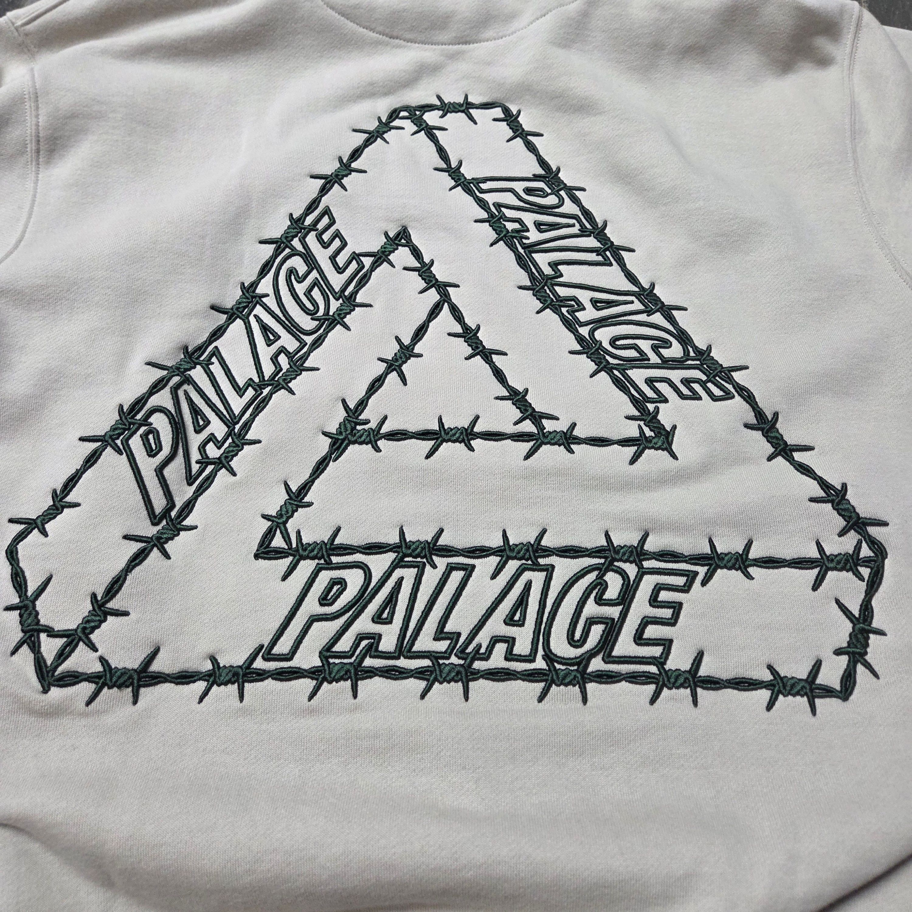 Palace Barbed Tri-Ferg Hood Stoney Grey - 25SS 착용 스타일 - 1