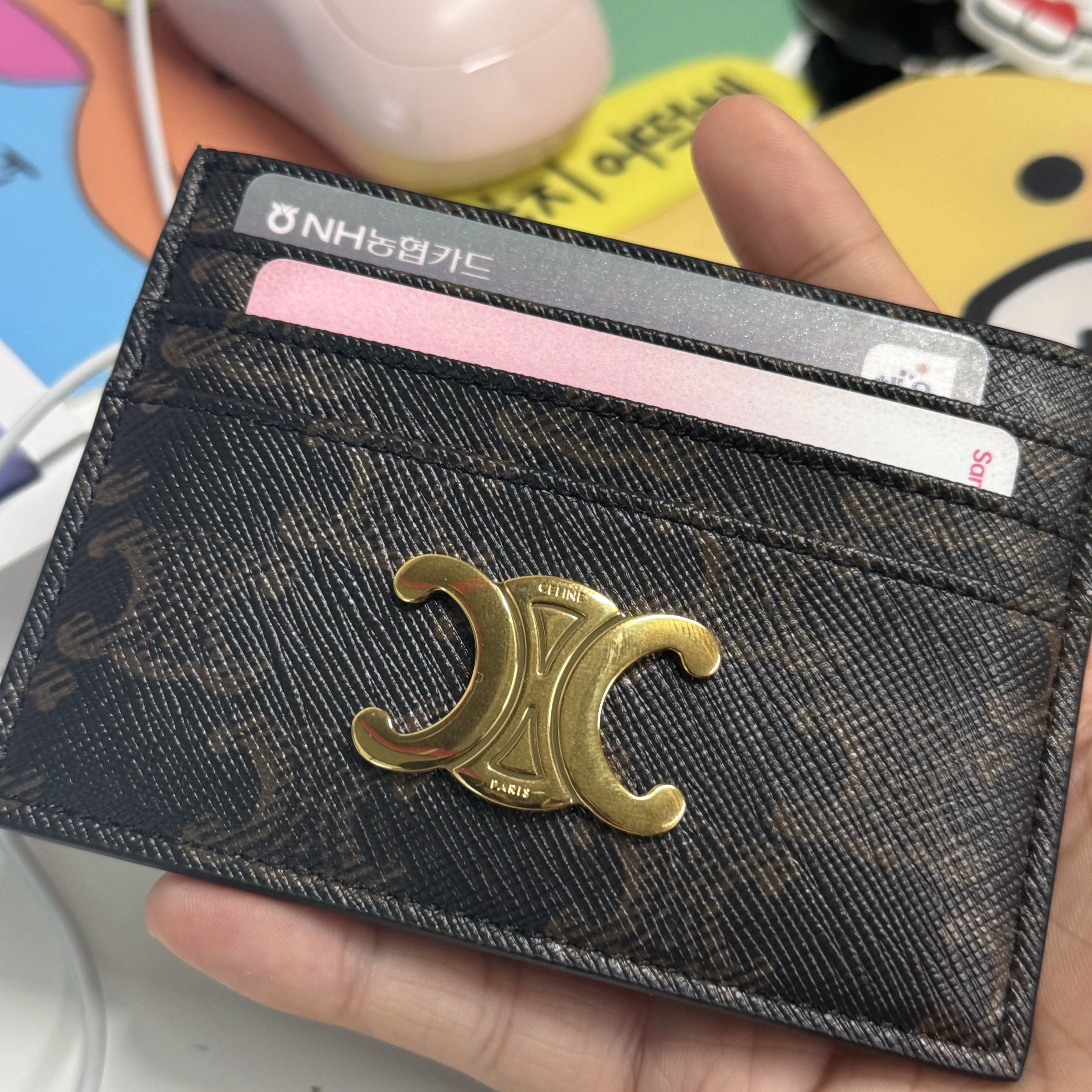 Celine Triomphe Card Holder in Triomphe Canvas Tan 착용 스타일