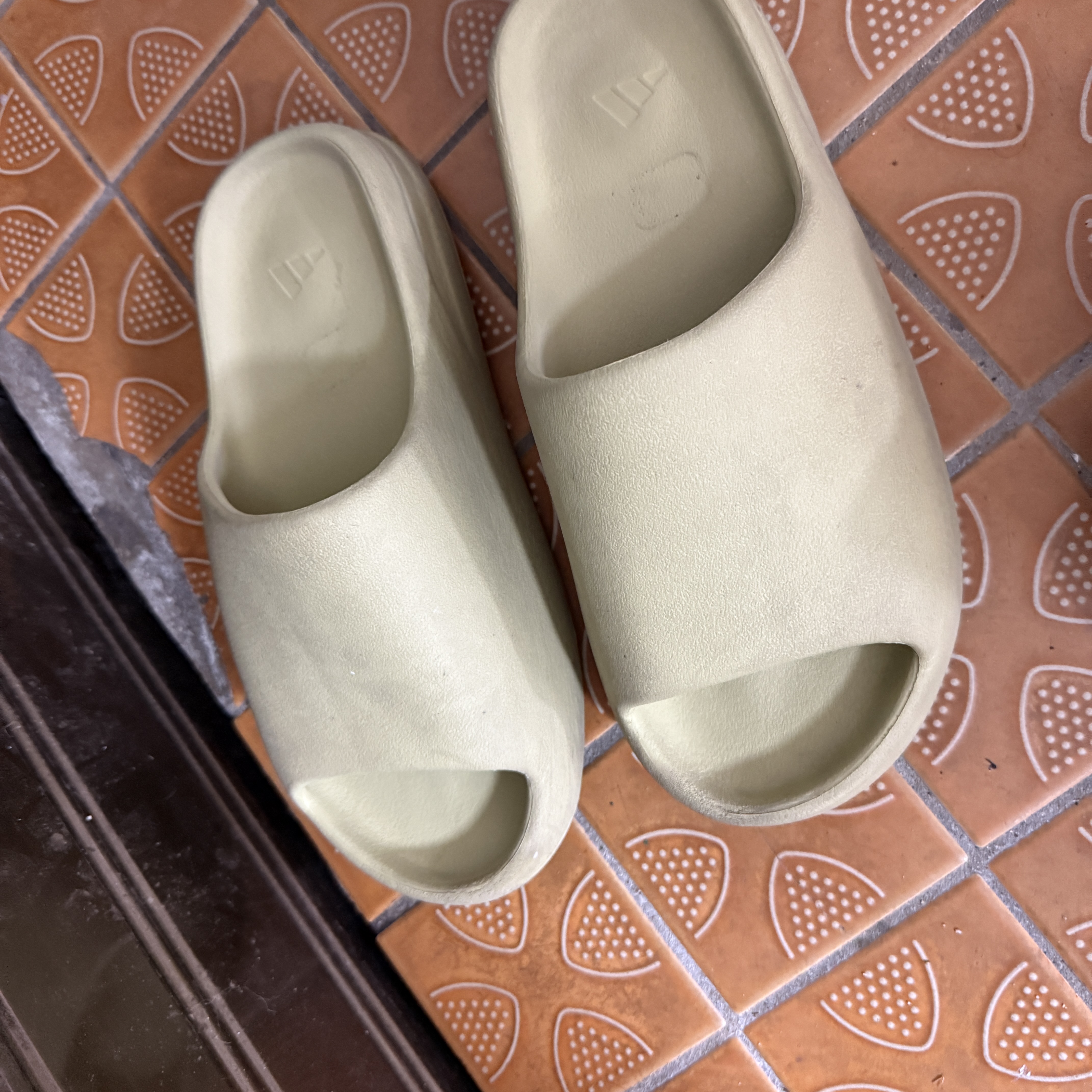Adidas Yeezy Slide Resin 2022 착용 스타일