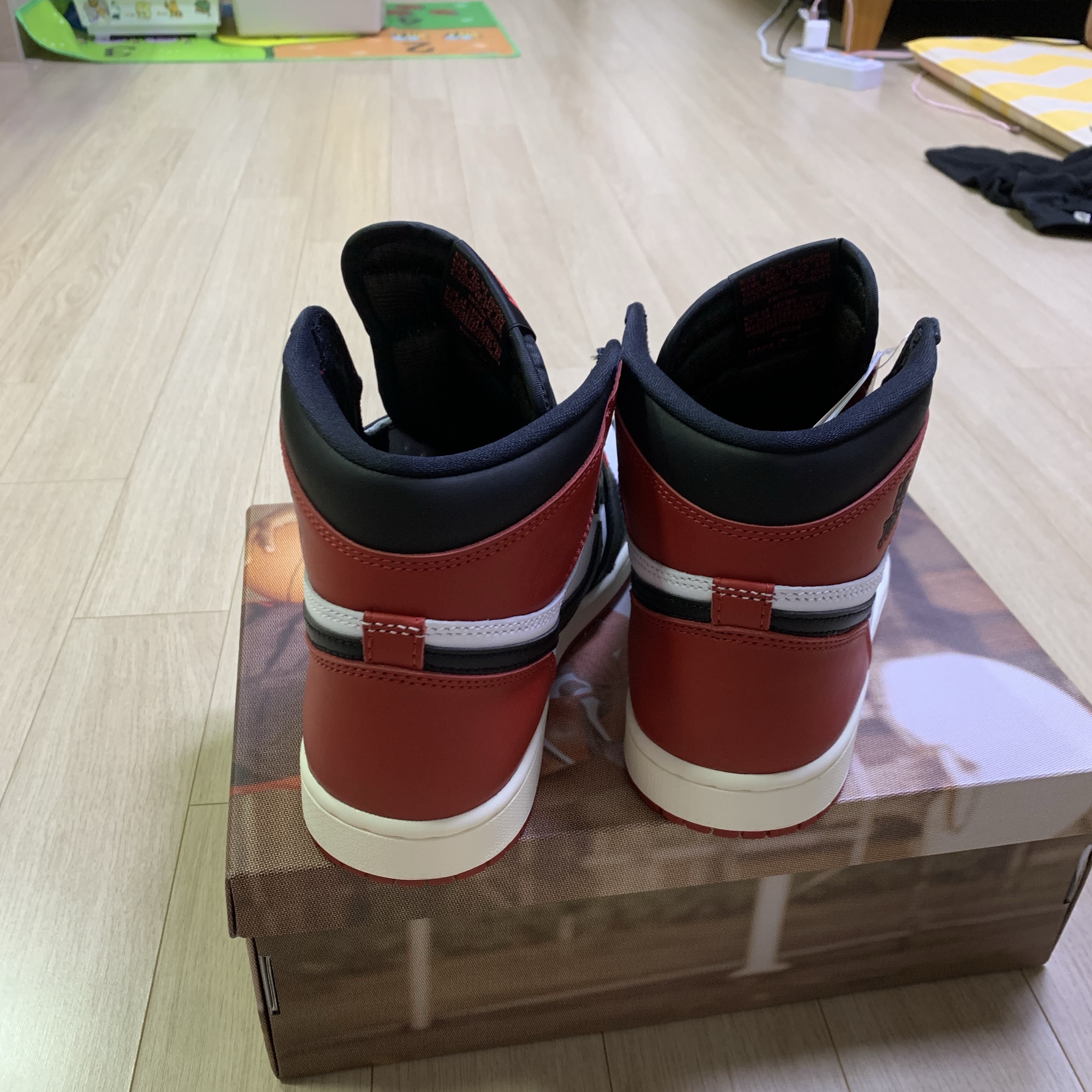 Jordan 1 Retro High OG Black Toe 착용 스타일 - 6
