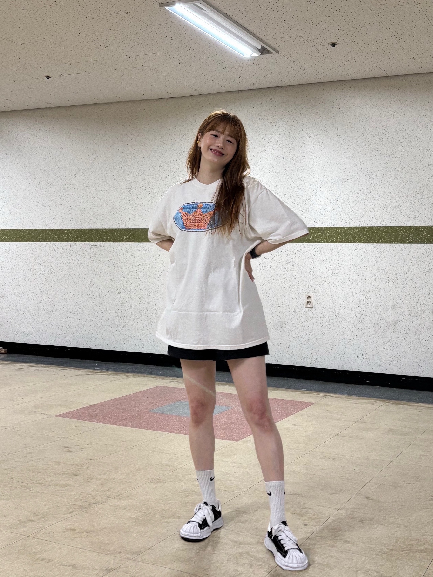 Stussy King of the World T-Shirt Pigment Dyed Natural, Maison Mihara Yasuhiro Blakey OG Sole Canvas Low-top Sneakers Black White 착용 스타일 - 1