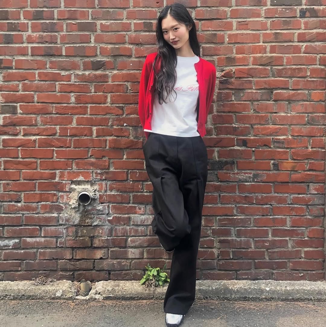 THIS IS FINE Cropped Signature Tee White 착용 스타일 - 1