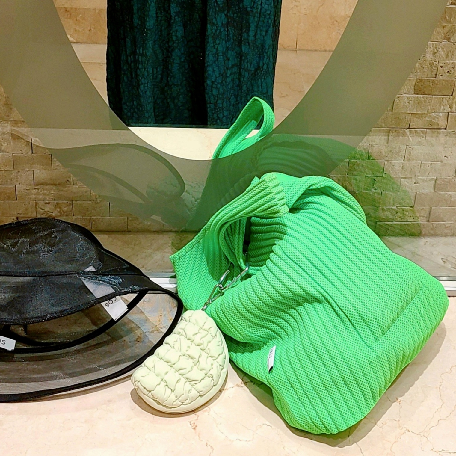 COS Quilted Pouch Bag Charm Light Green 착용 스타일 - 4