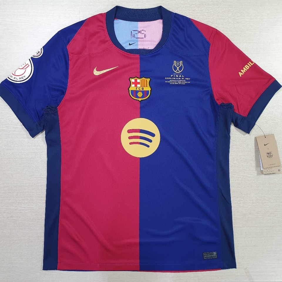 Nike FC Barcelona 2024/25 Dri-Fit Stadium Home Jersey Deep Royal Blue Midnight Navy (Non Marking Ver.), Nike FC Barcelona 2024/25 Stadium Home Dri-Fit Football Replica Shirt Deep Royal Blue Noble Red (Non Marking Ver.) 착용 스타일 - 1