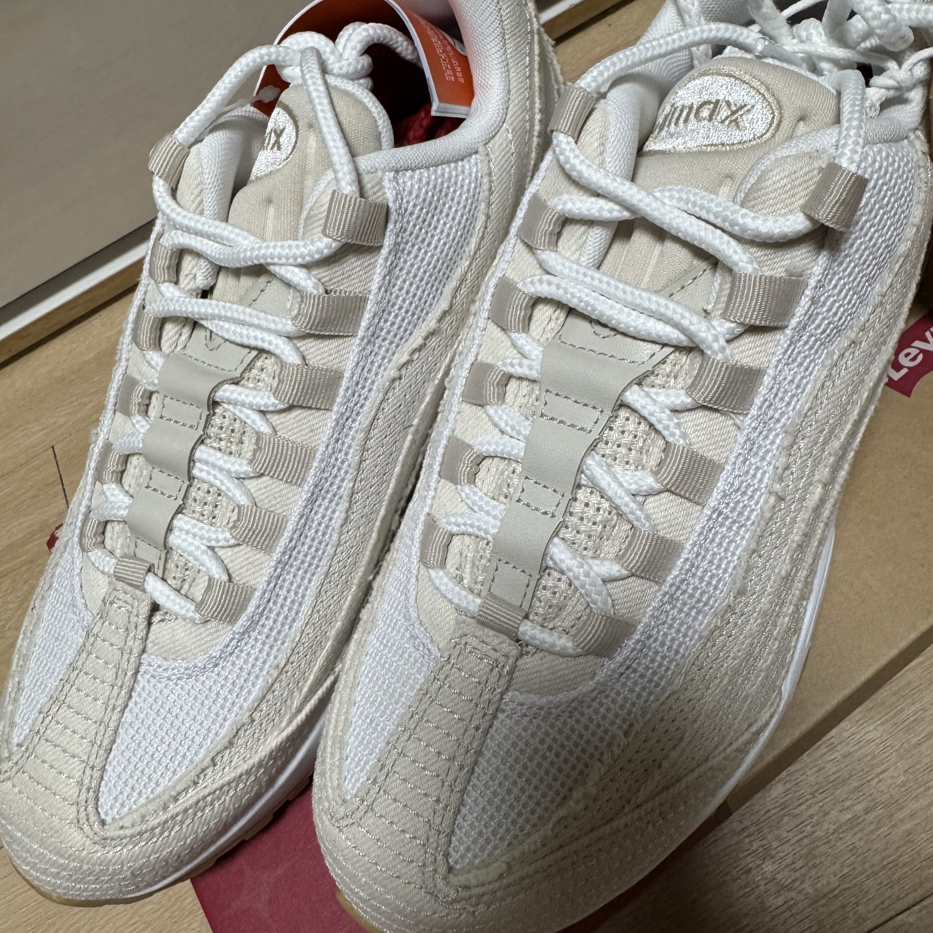 Nike x Levi's Air Max 95 White and Ecru 착용 스타일 - 1
