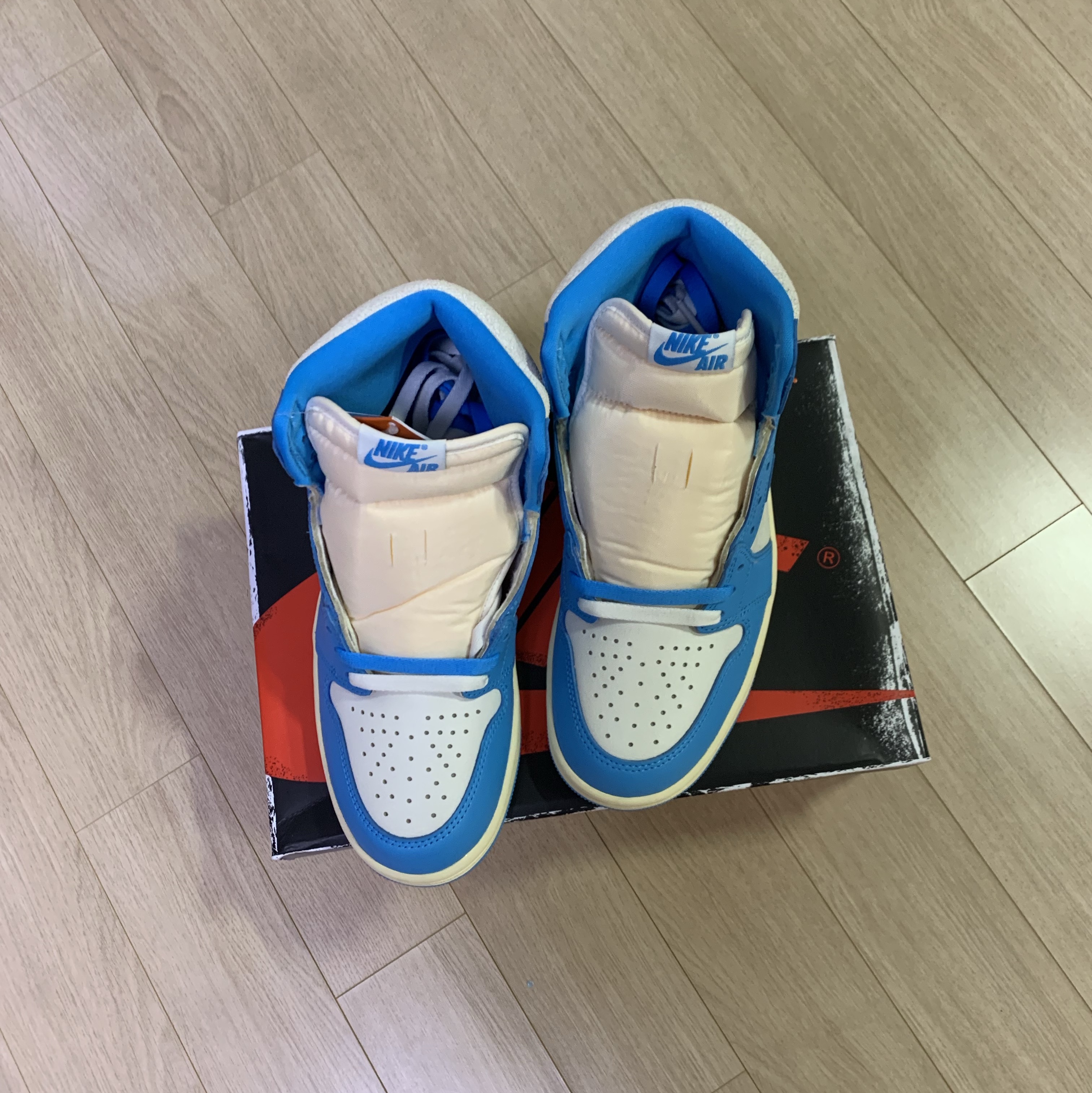 Jordan 1 Retro High OG UNC Reimagined 착용 스타일 - 5