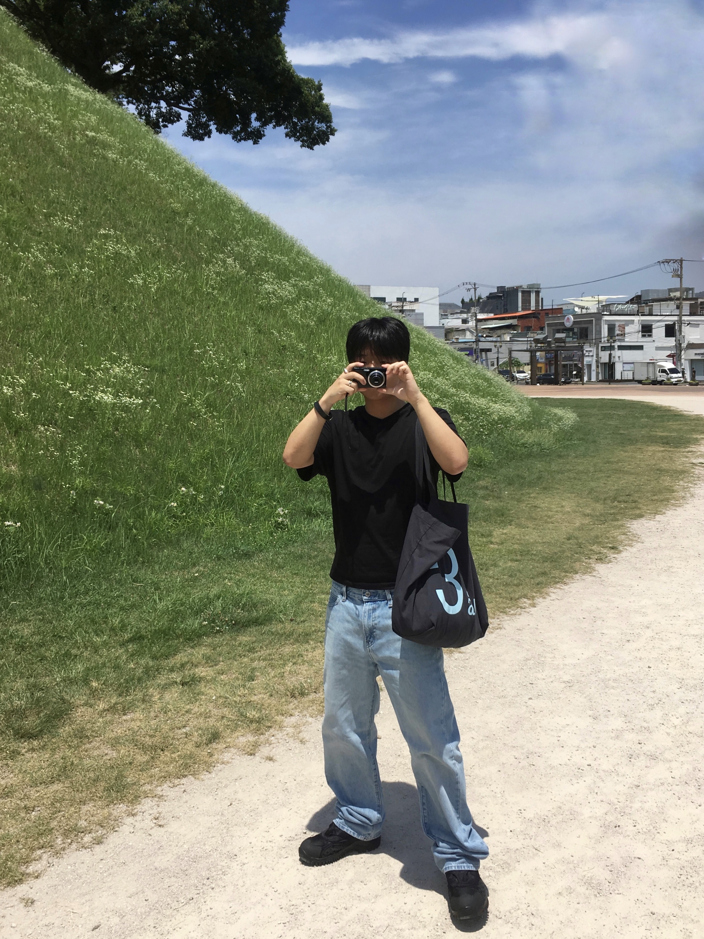 Uniqlo x JW Anderson Straight Jean Blue - KR, Kiko Kostadinov Harkman Shoes Oil Black 착용 스타일 - 3