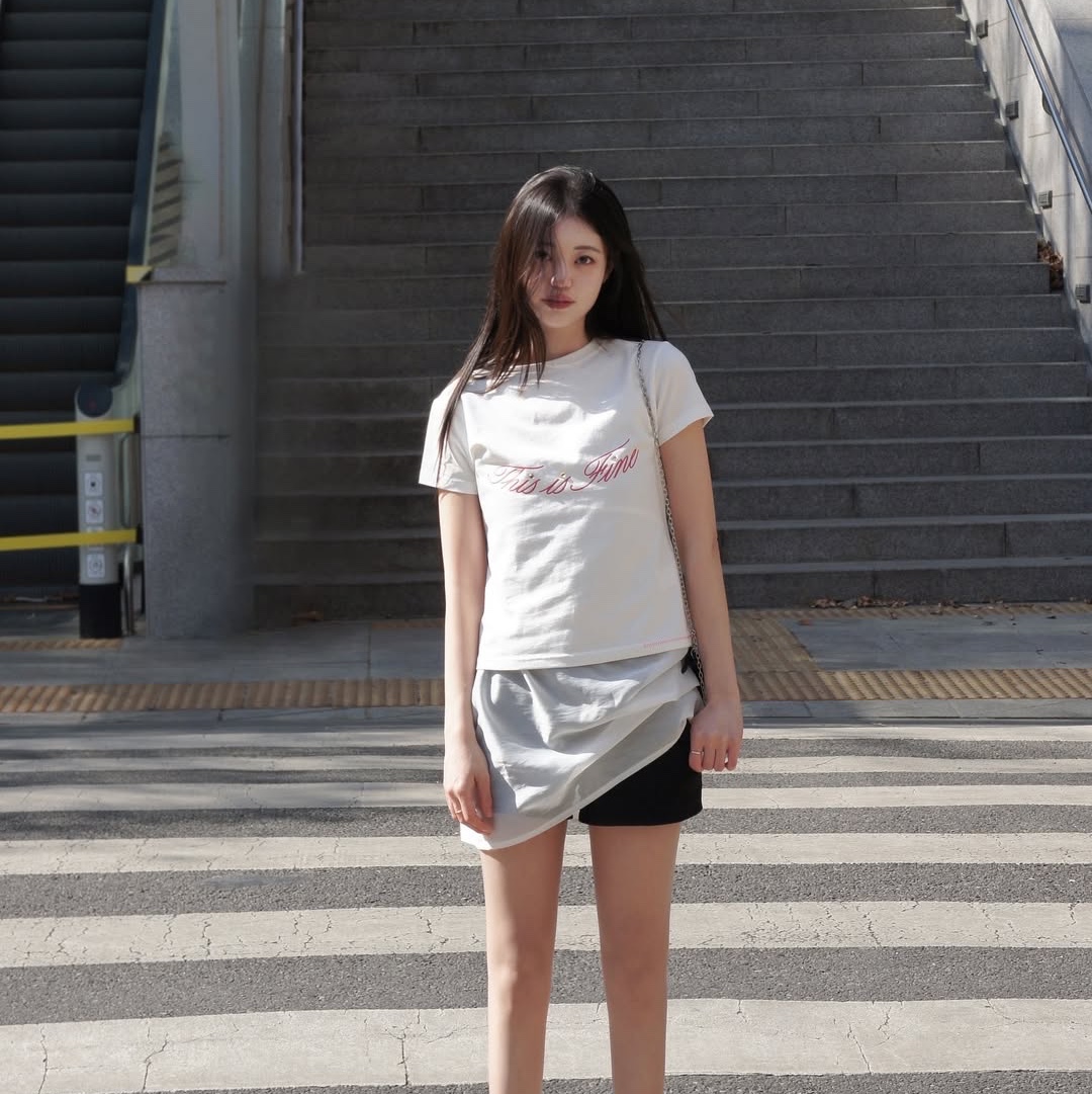 THIS IS FINE Cropped Signature Tee White 착용 스타일 - 4