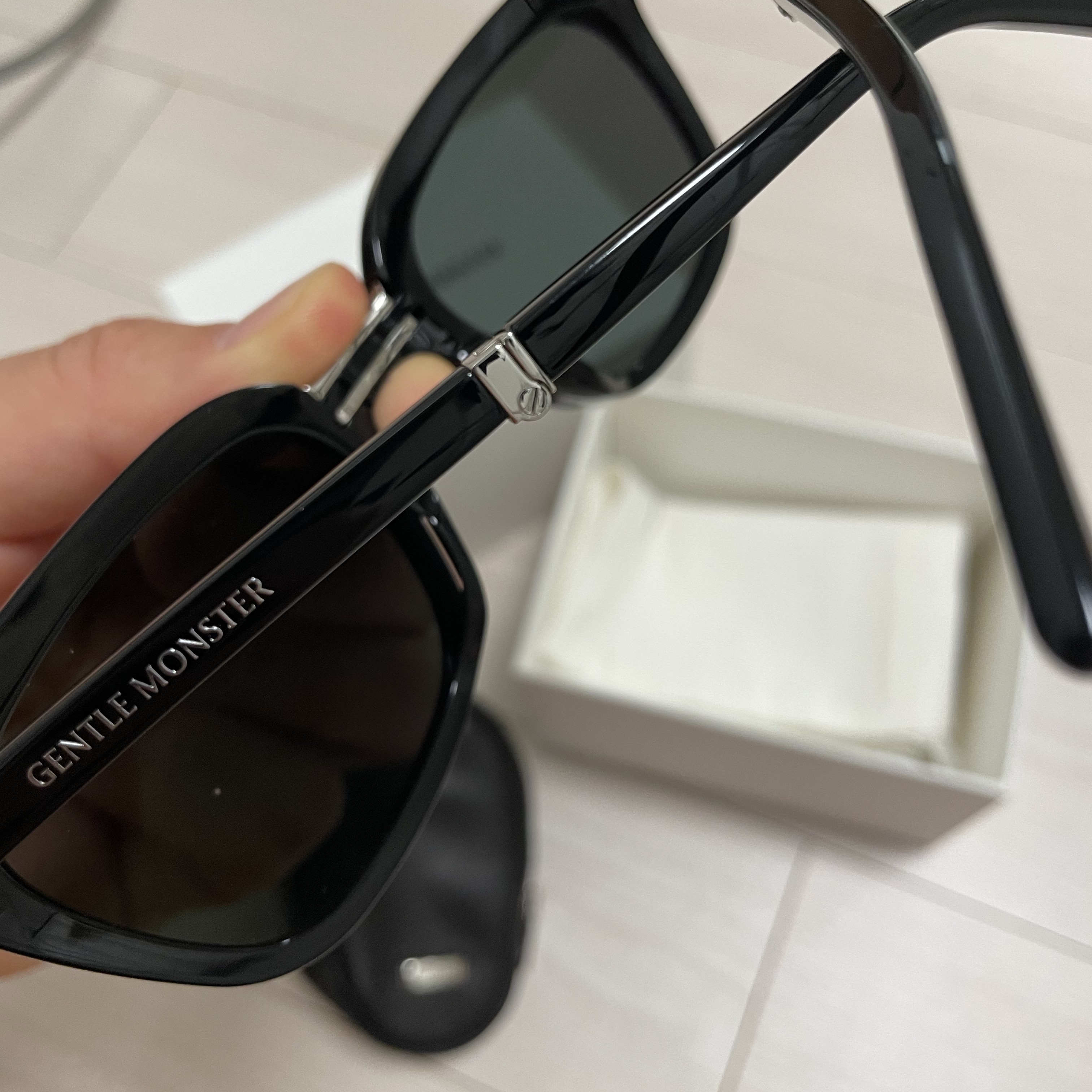 Gentle Monster Matiny 01 Black Black 착용 스타일 - 3