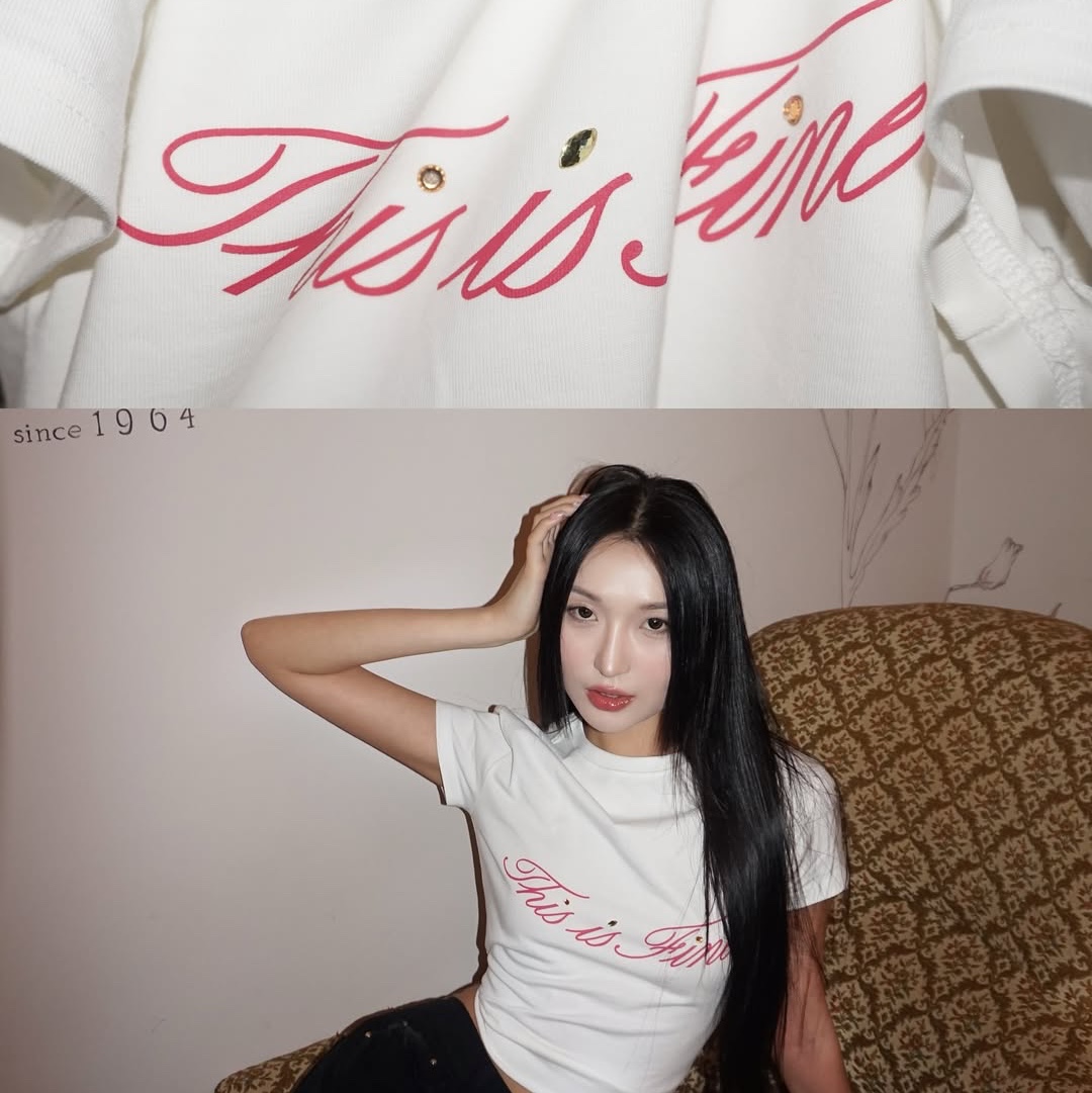 THIS IS FINE Cropped Signature Tee White 착용 스타일 - 3