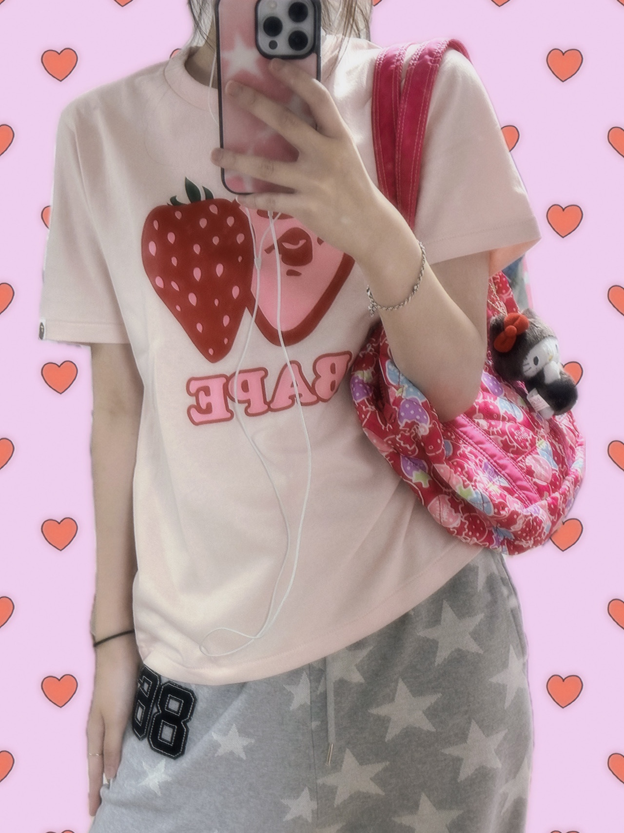 (W) BAPE Strawberry T-Shirt Pale Pink 착용 스타일 - 2