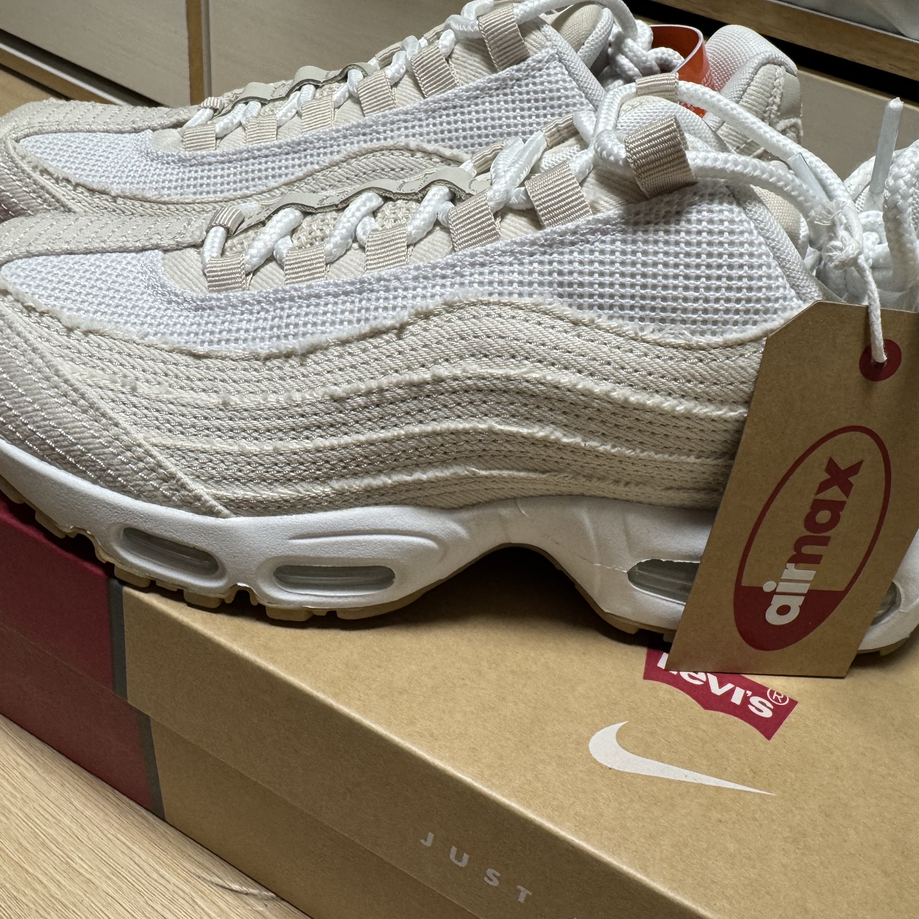 Nike x Levi's Air Max 95 White and Ecru 착용 스타일 - 2