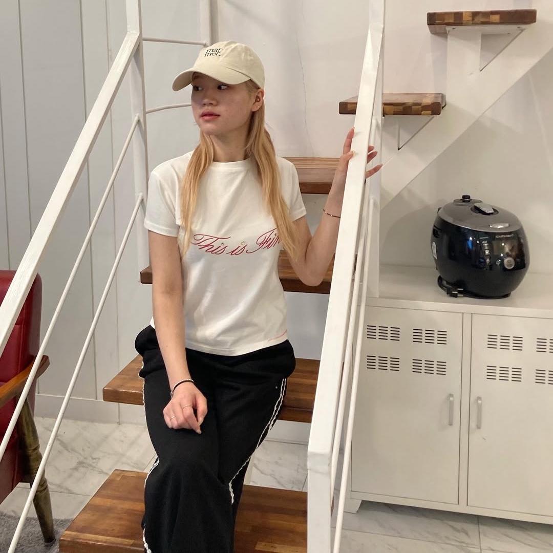 THIS IS FINE Cropped Signature Tee White 착용 스타일 - 4