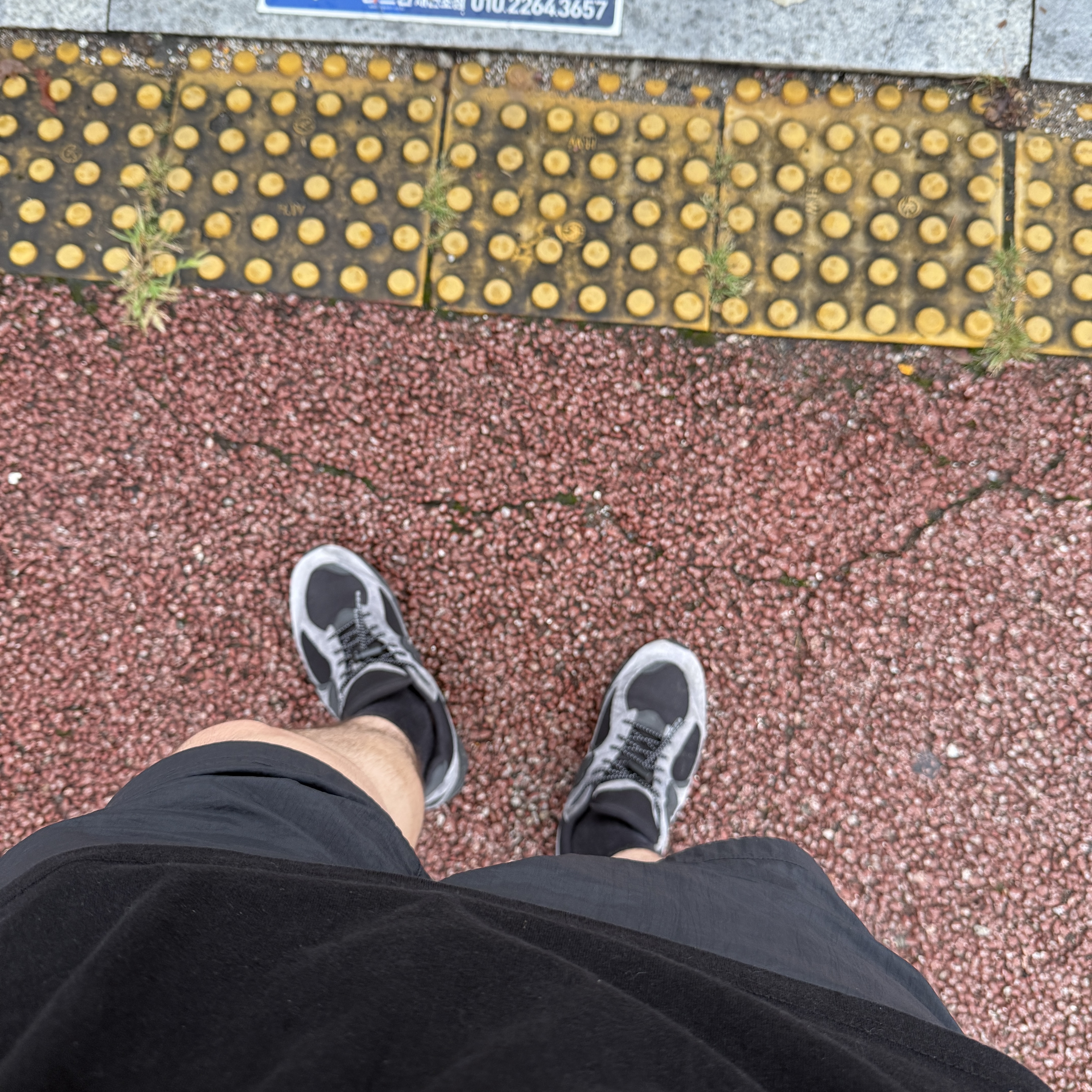New Balance x JJJJound 2002R Gore-Tex Charcoal 착용 스타일