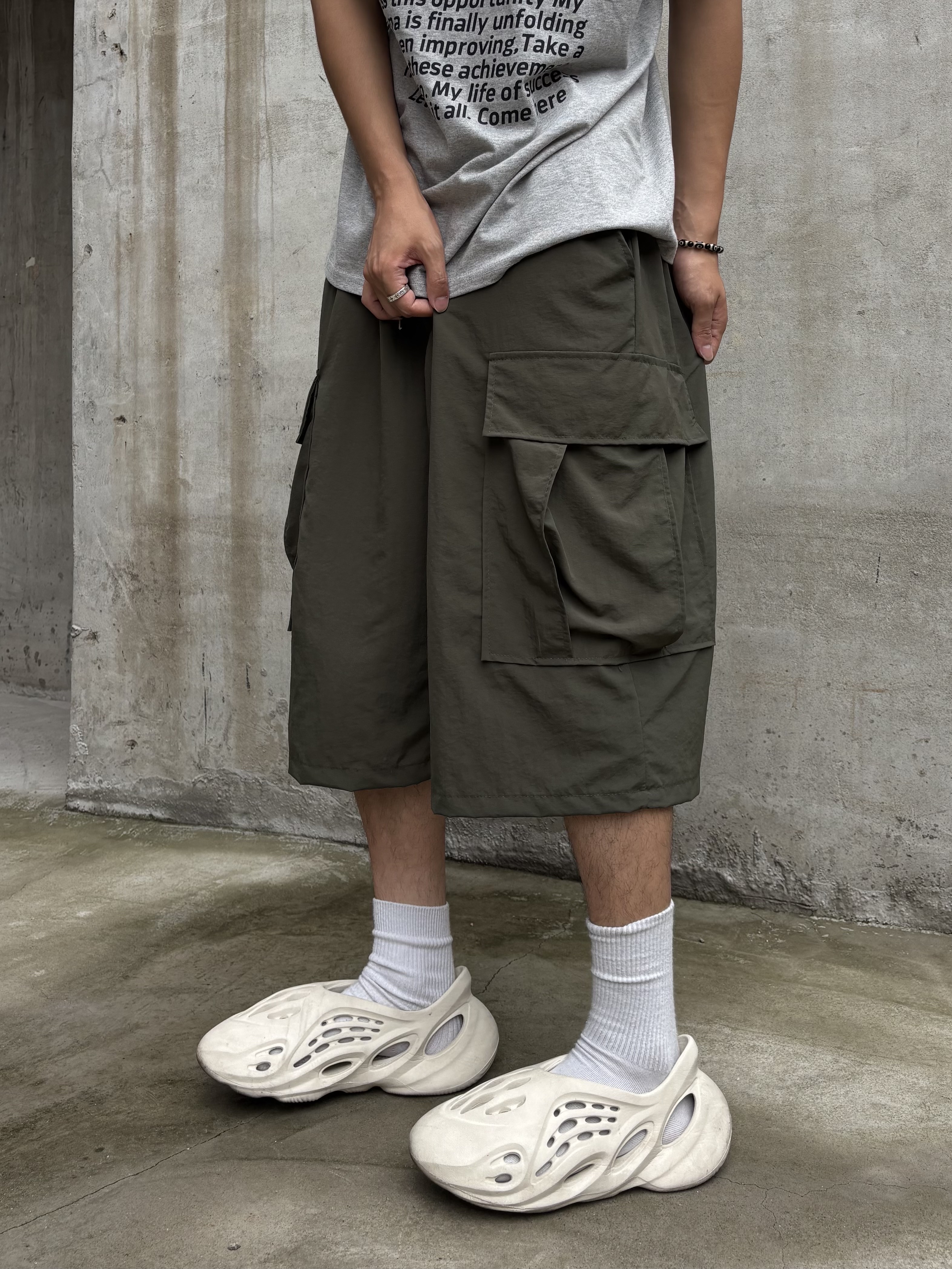 Adidas Yeezy Foam RNNR Sand 착용 스타일 - 9