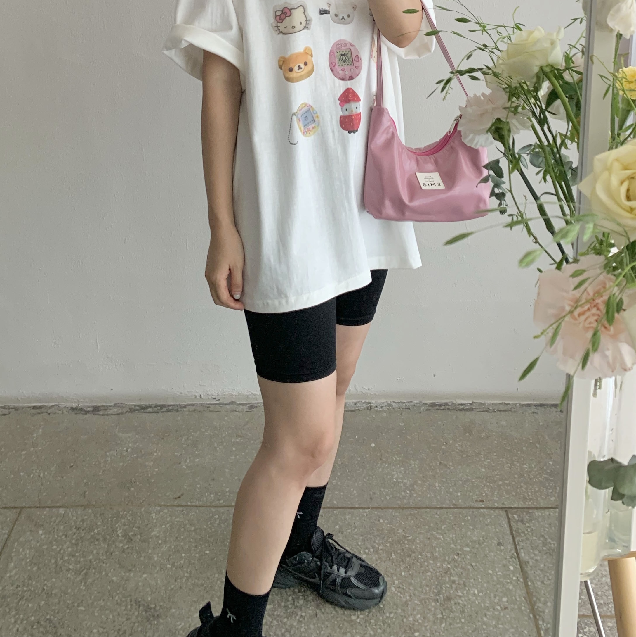 Emis Enamel Hobo Bag Pink, Nike V2K Run Black Anthracite 착용 스타일 - 3