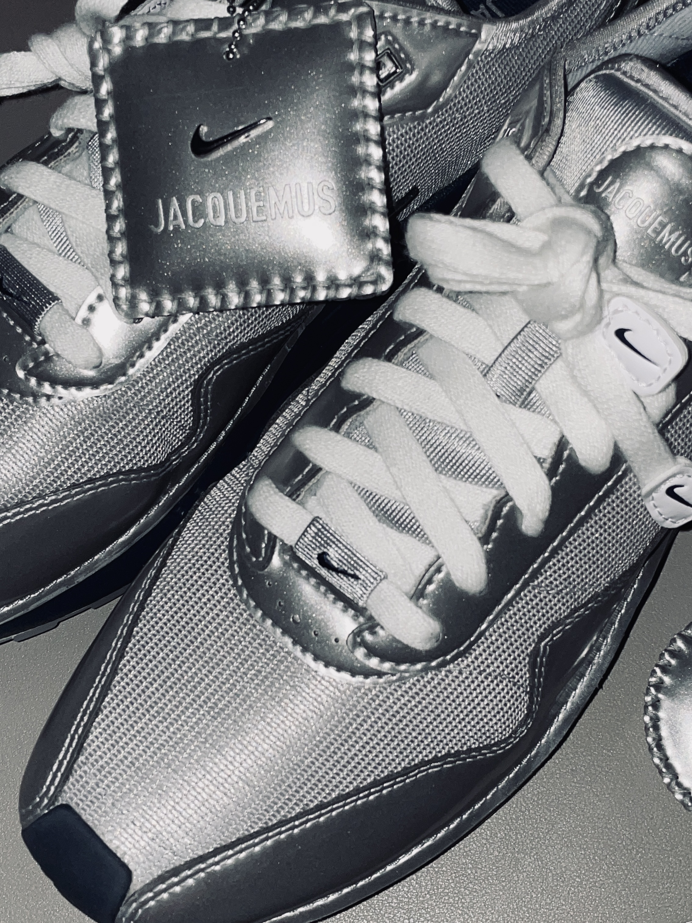 Nike x Jacquemus Air Max 1 '86 Metallic Silver Midnight Navy 착용 스타일 - 1