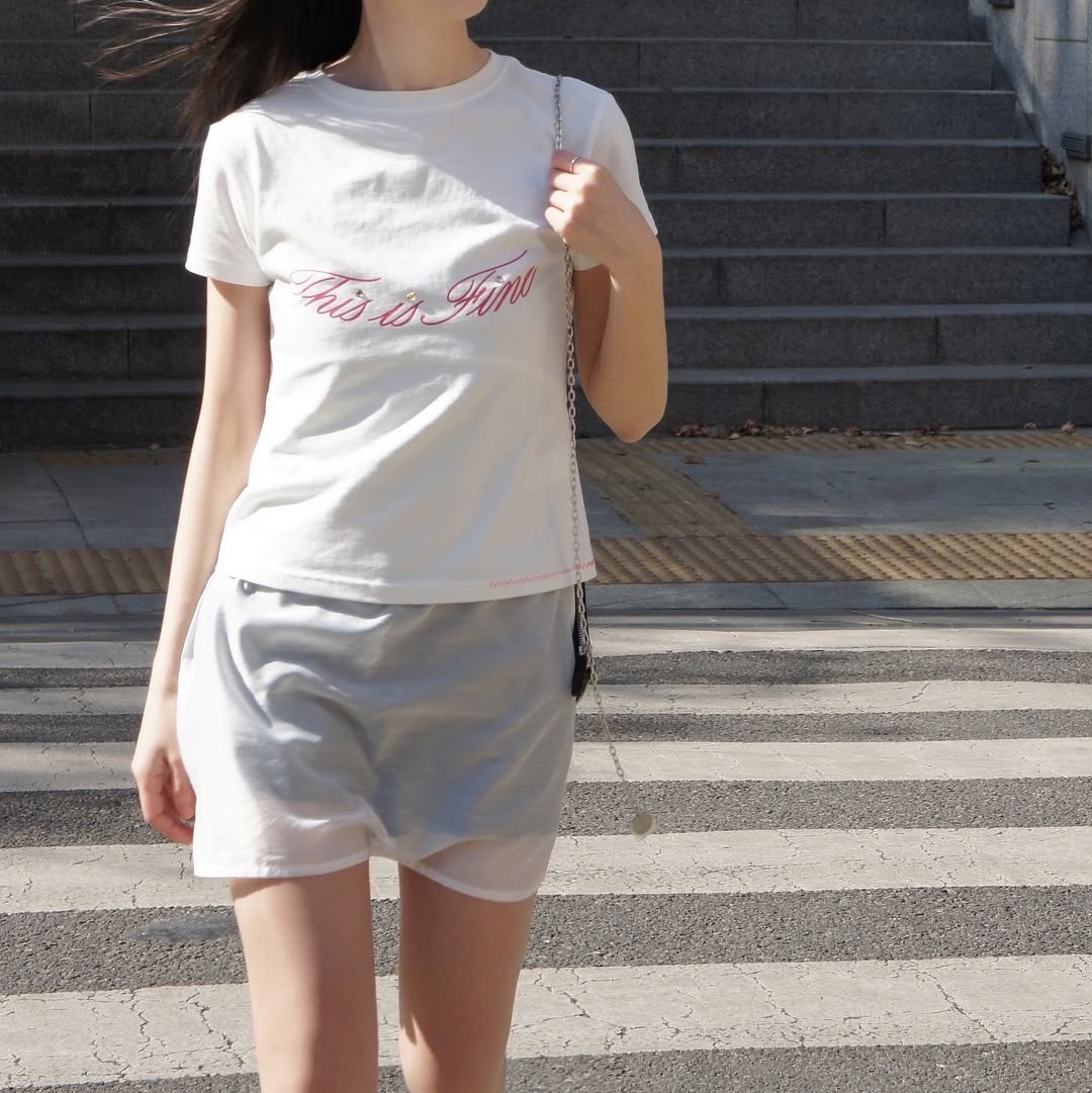 THIS IS FINE Cropped Signature Tee White 착용 스타일 - 2